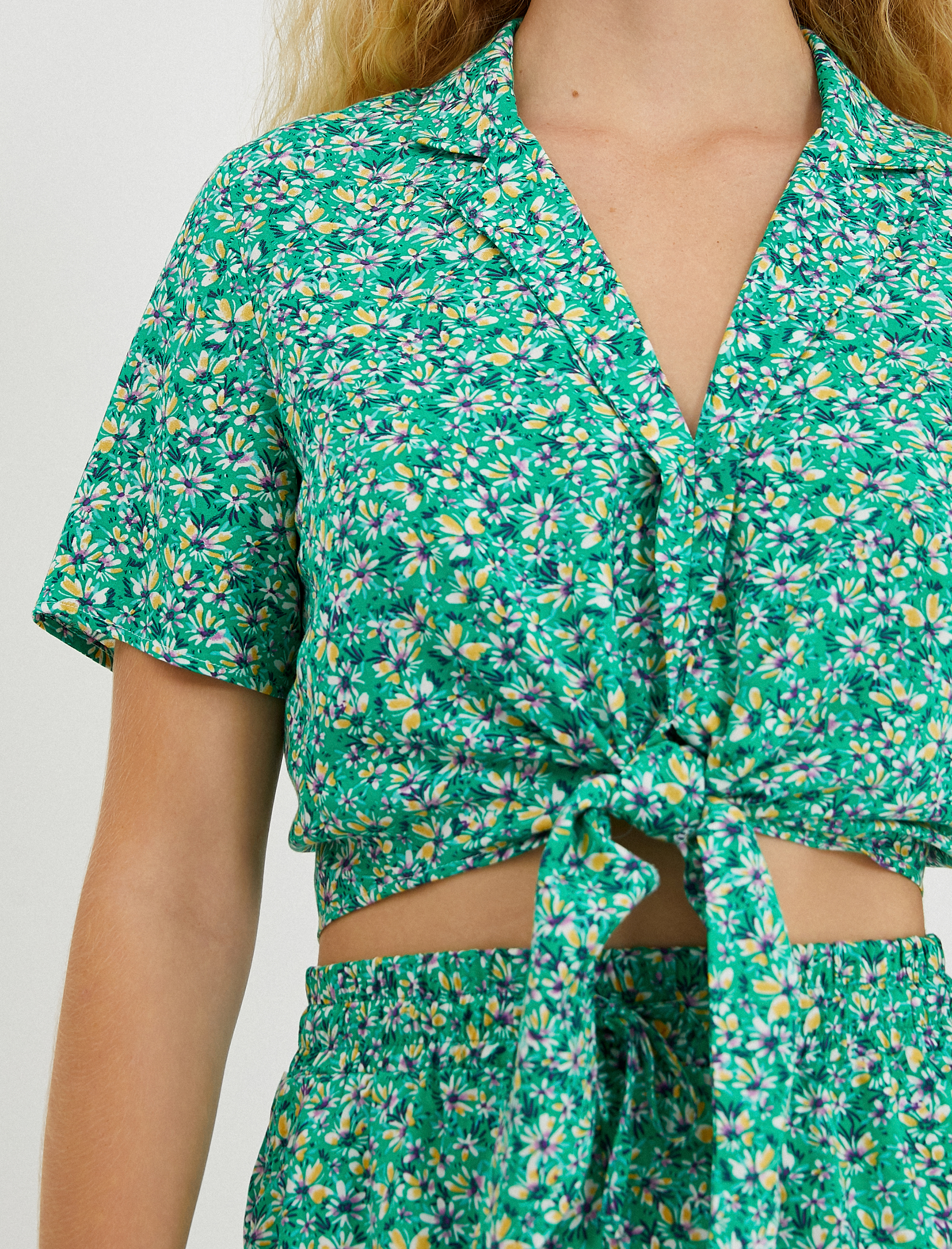   Desenli Crop Gömlek Kısa Kollu Beli Bağlamalı