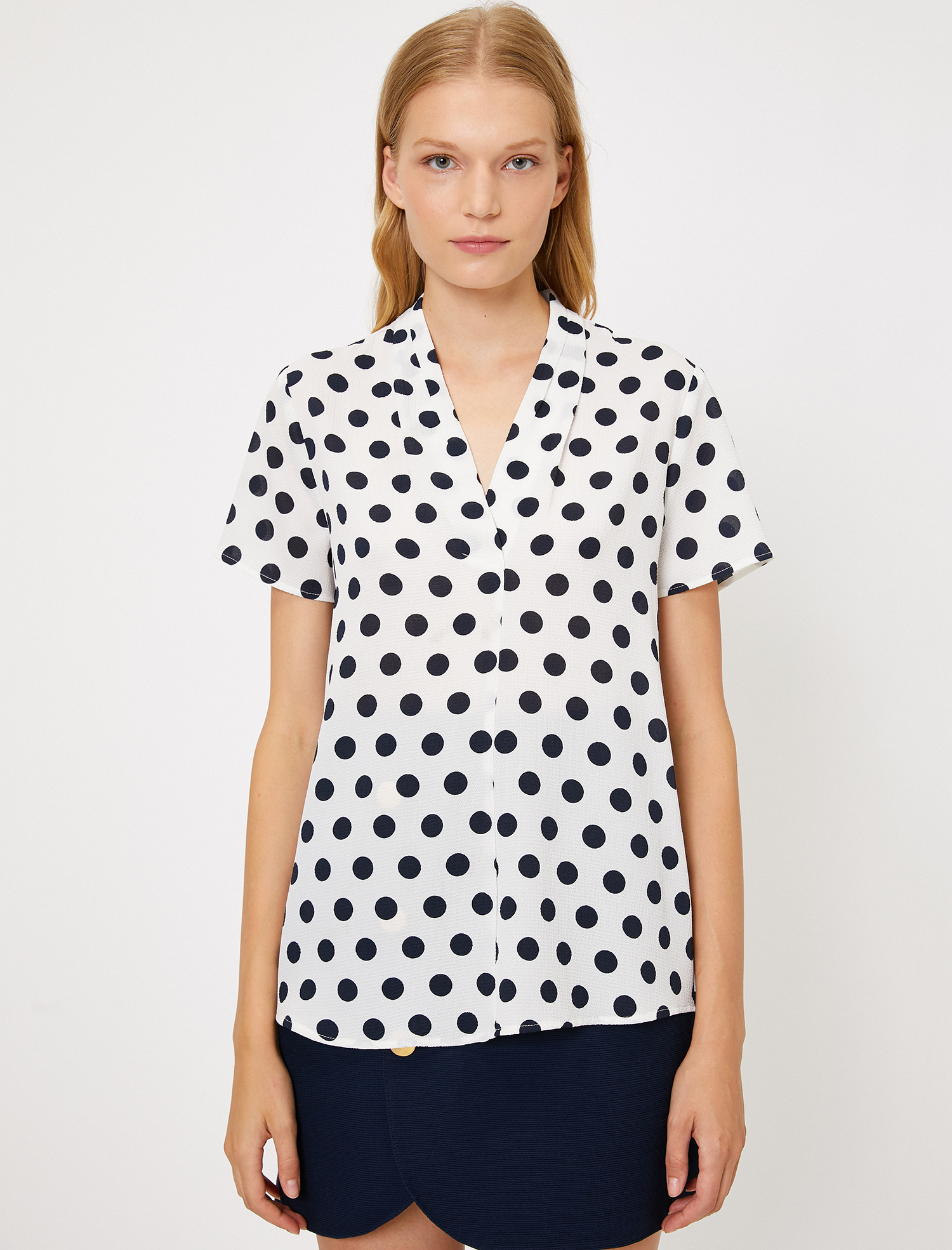   Düğme Detaylı Tişört