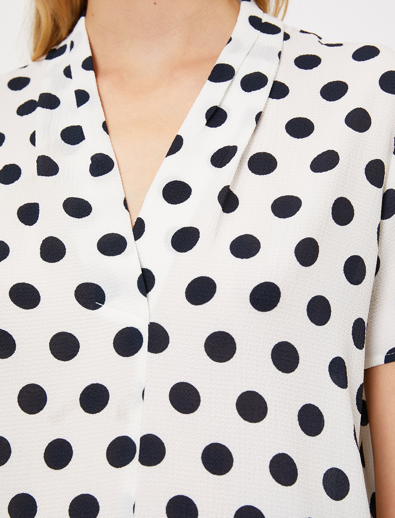   Düğme Detaylı Tişört