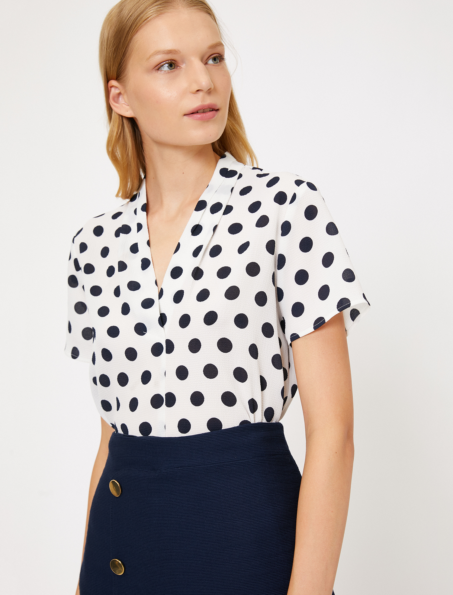   Düğme Detaylı Tişört