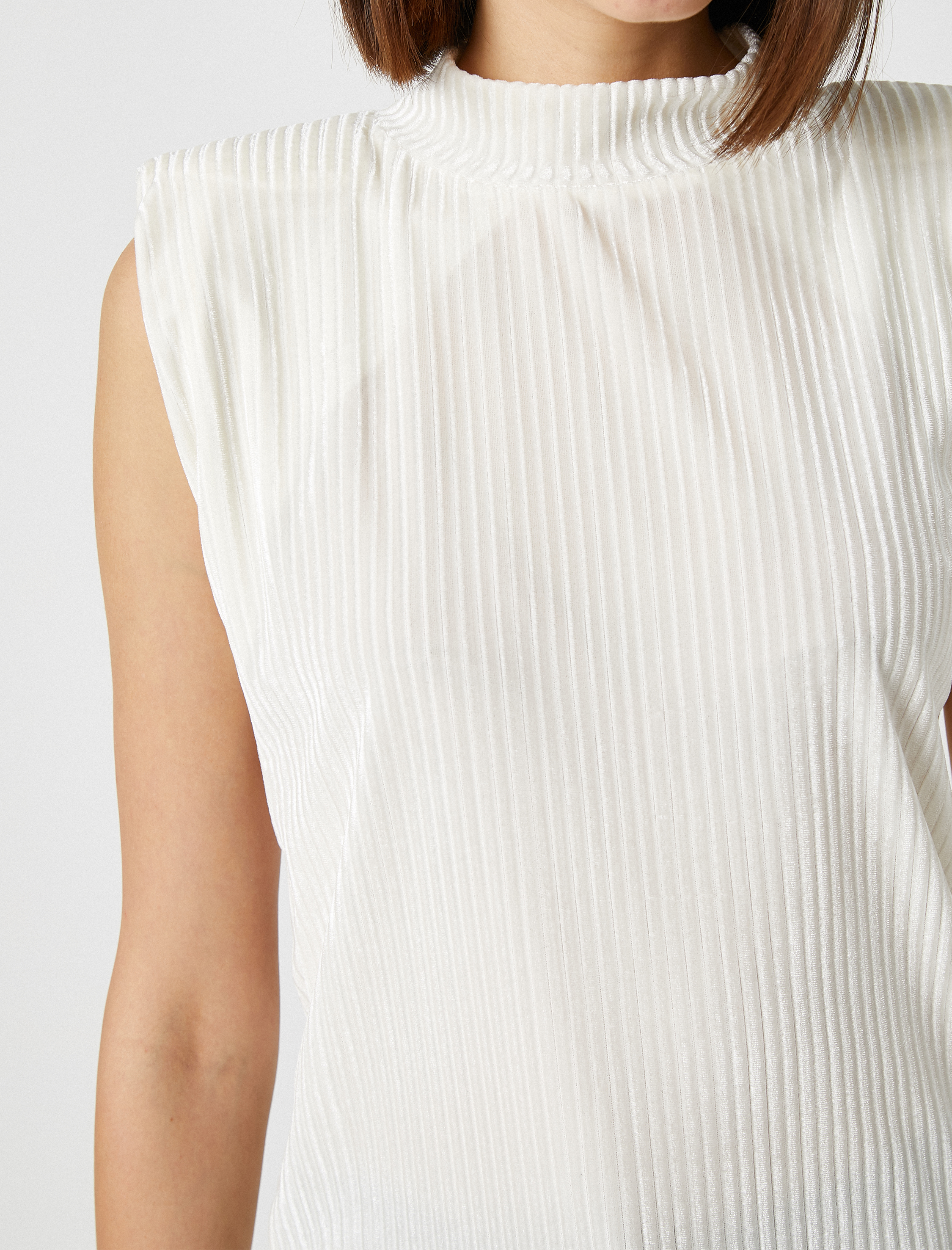   Vatkalı Dik Yaka Kadife Tişört