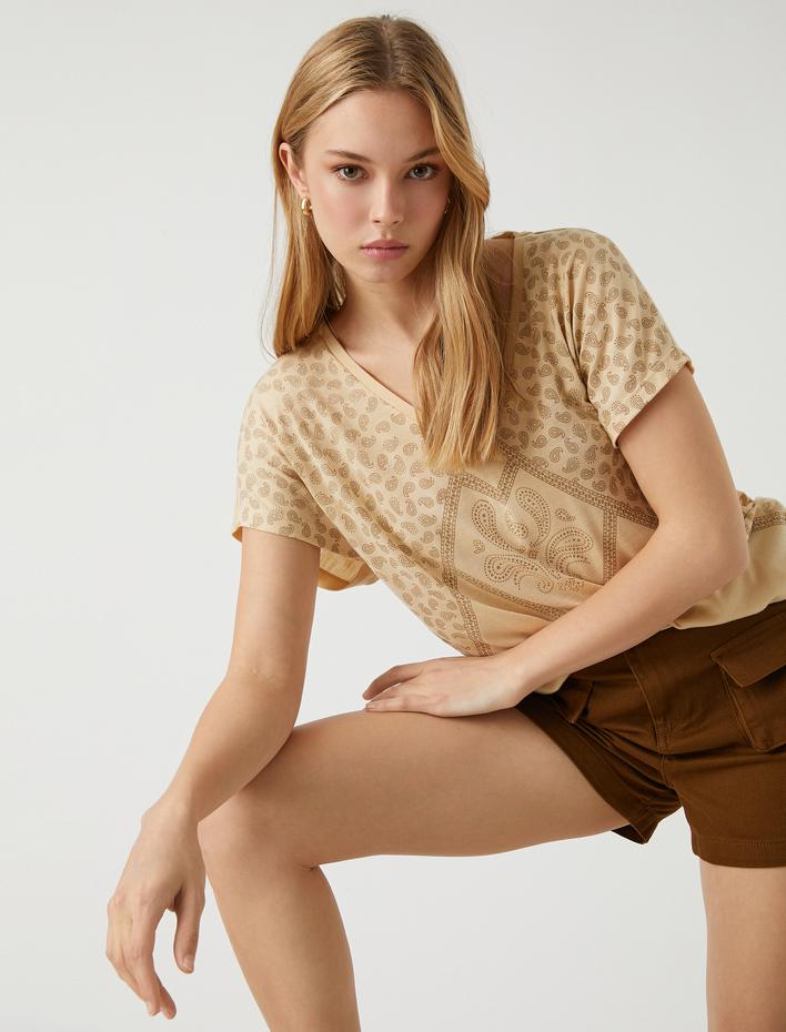  Desenli Tişört V Yaka Kısa Kollu