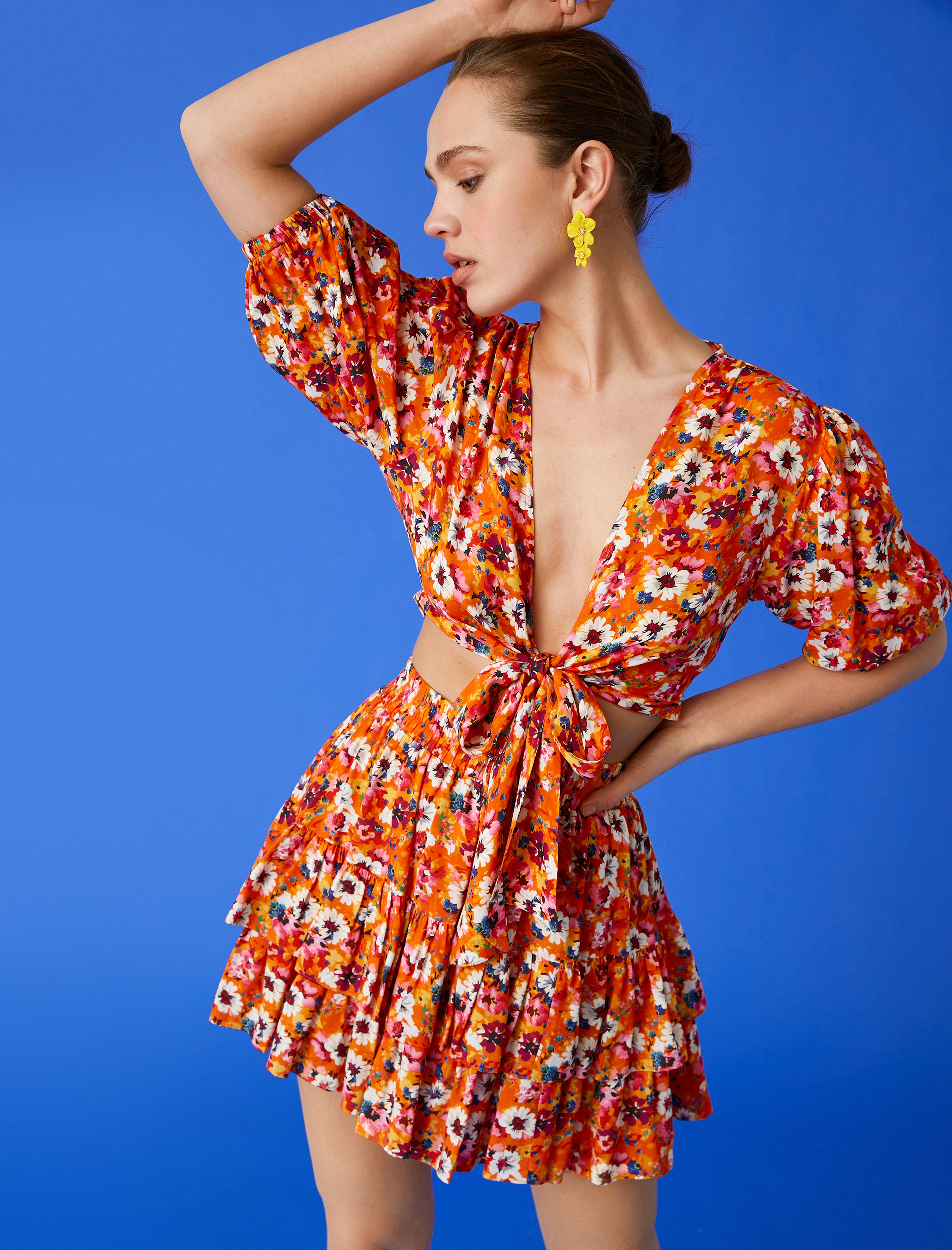   Çiçekli Crop Bluz V Yaka Bağlama Detaylı