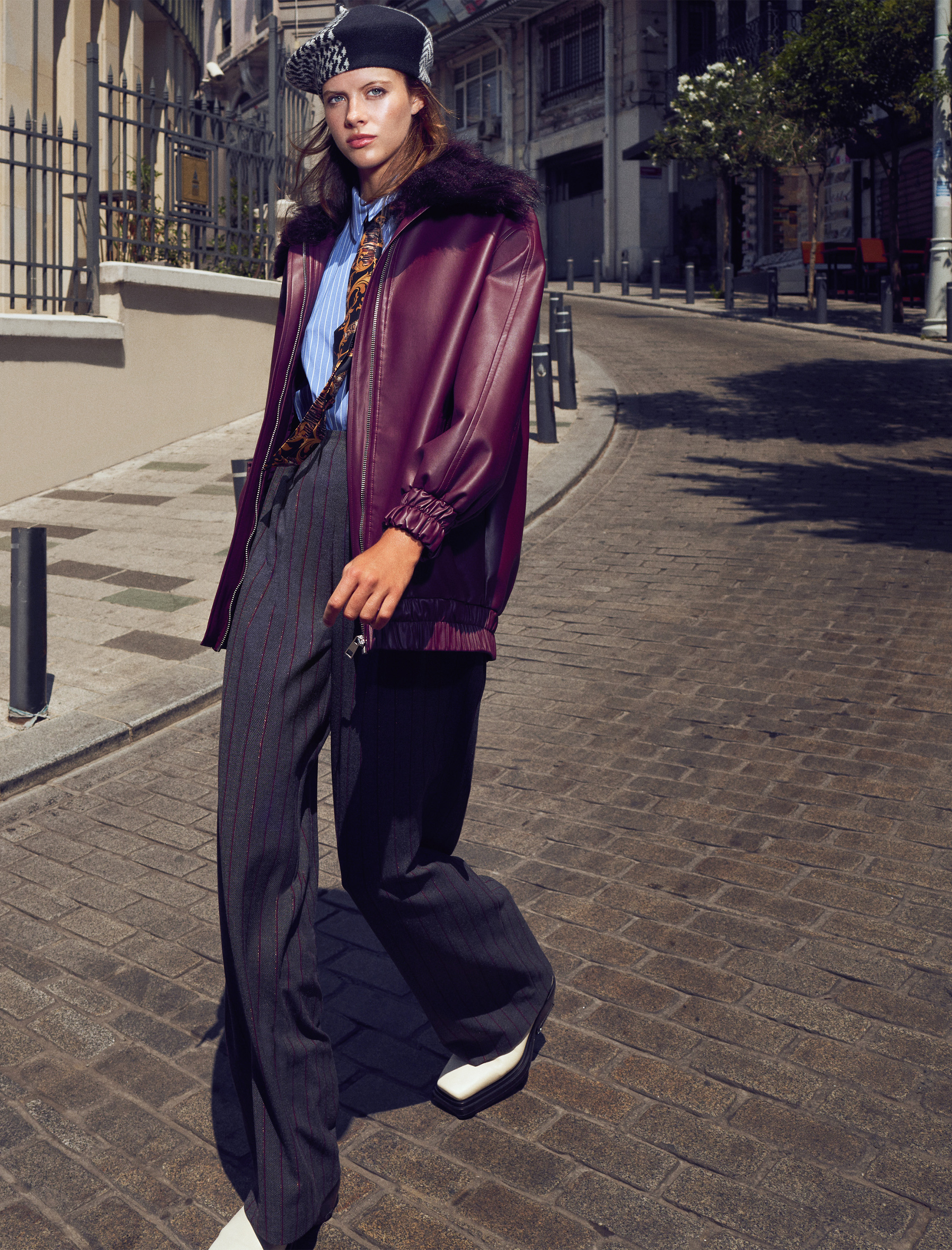  Kadın Ressam Bere Şapka Renk Kontraslı