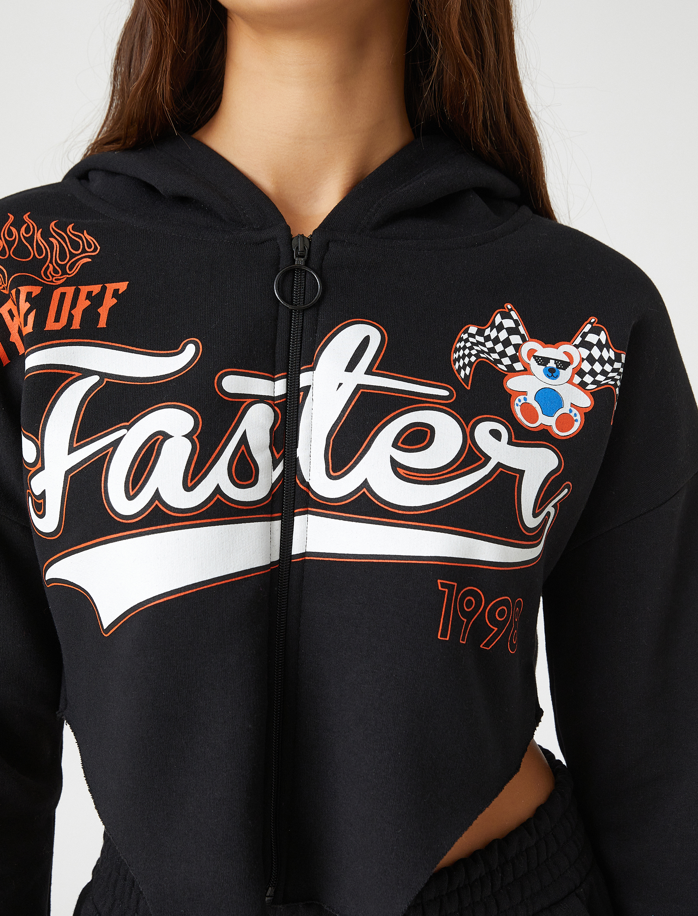   Şardonlu Crop Sweatshirt Kapüşonlu Asimetrik Kesim Slogan Baskılı Fermuar Detaylı