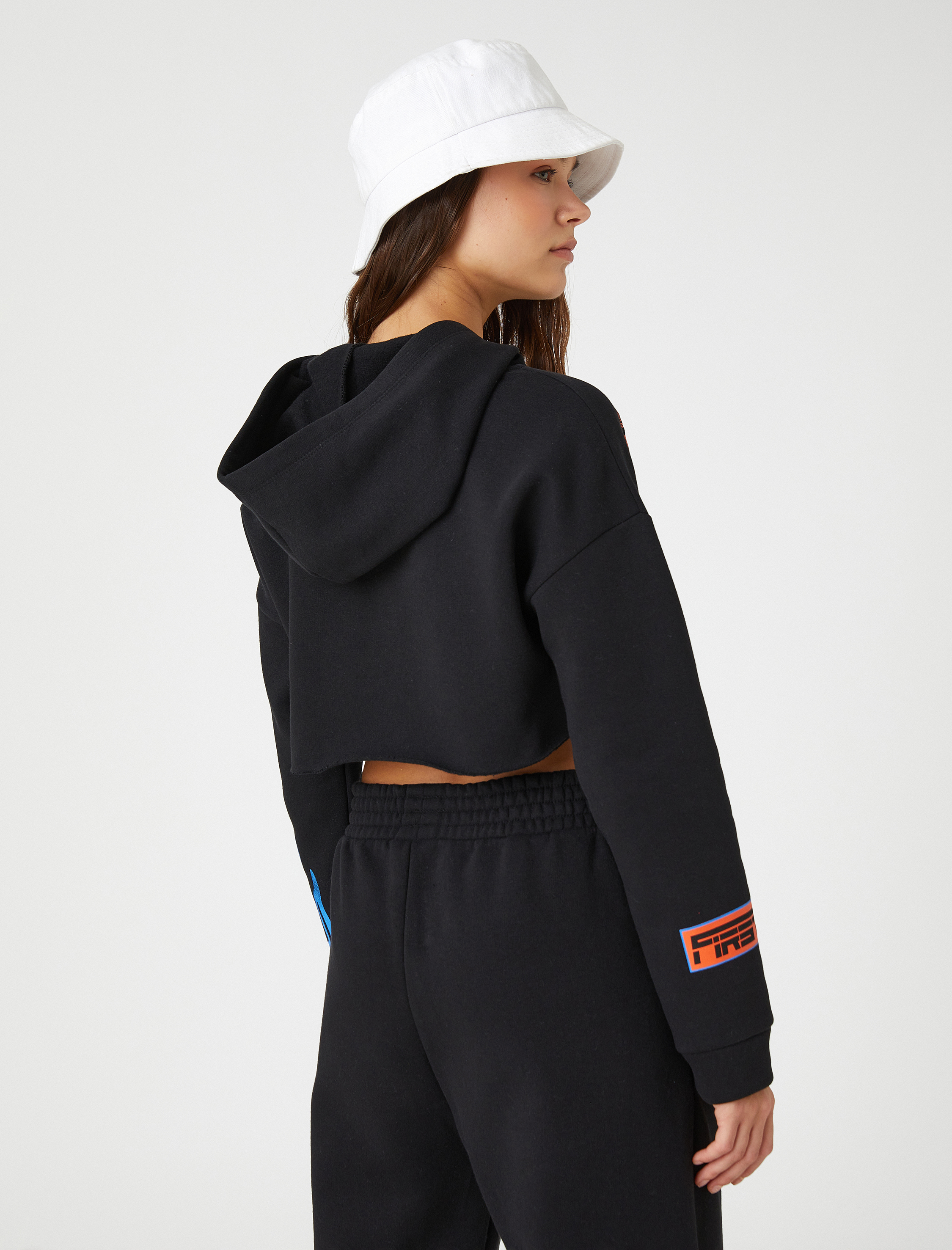   Şardonlu Crop Sweatshirt Kapüşonlu Asimetrik Kesim Slogan Baskılı Fermuar Detaylı