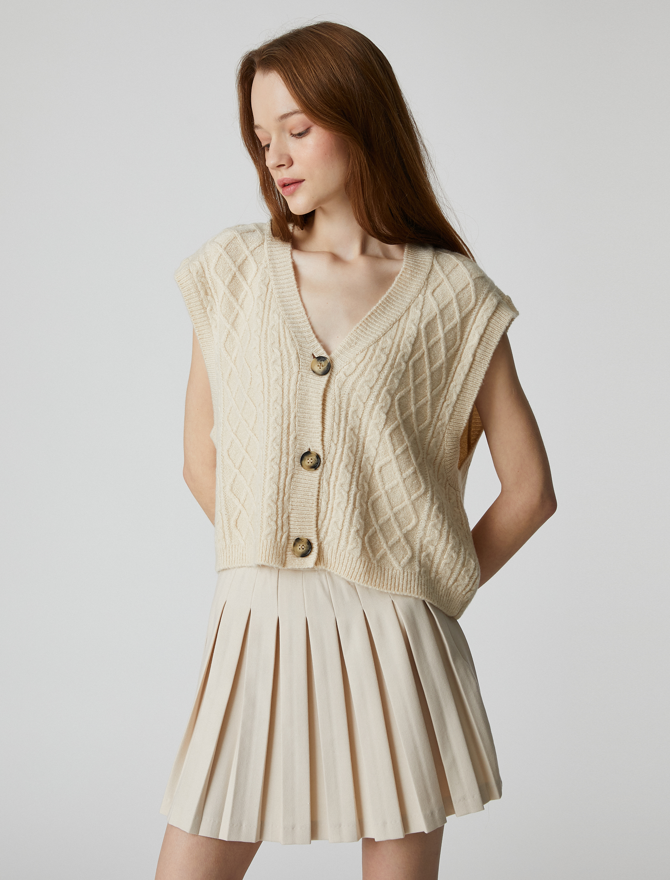   Crop Hırka V Yaka Kolsuz Düğmeli Saç Örgüsü Desenli