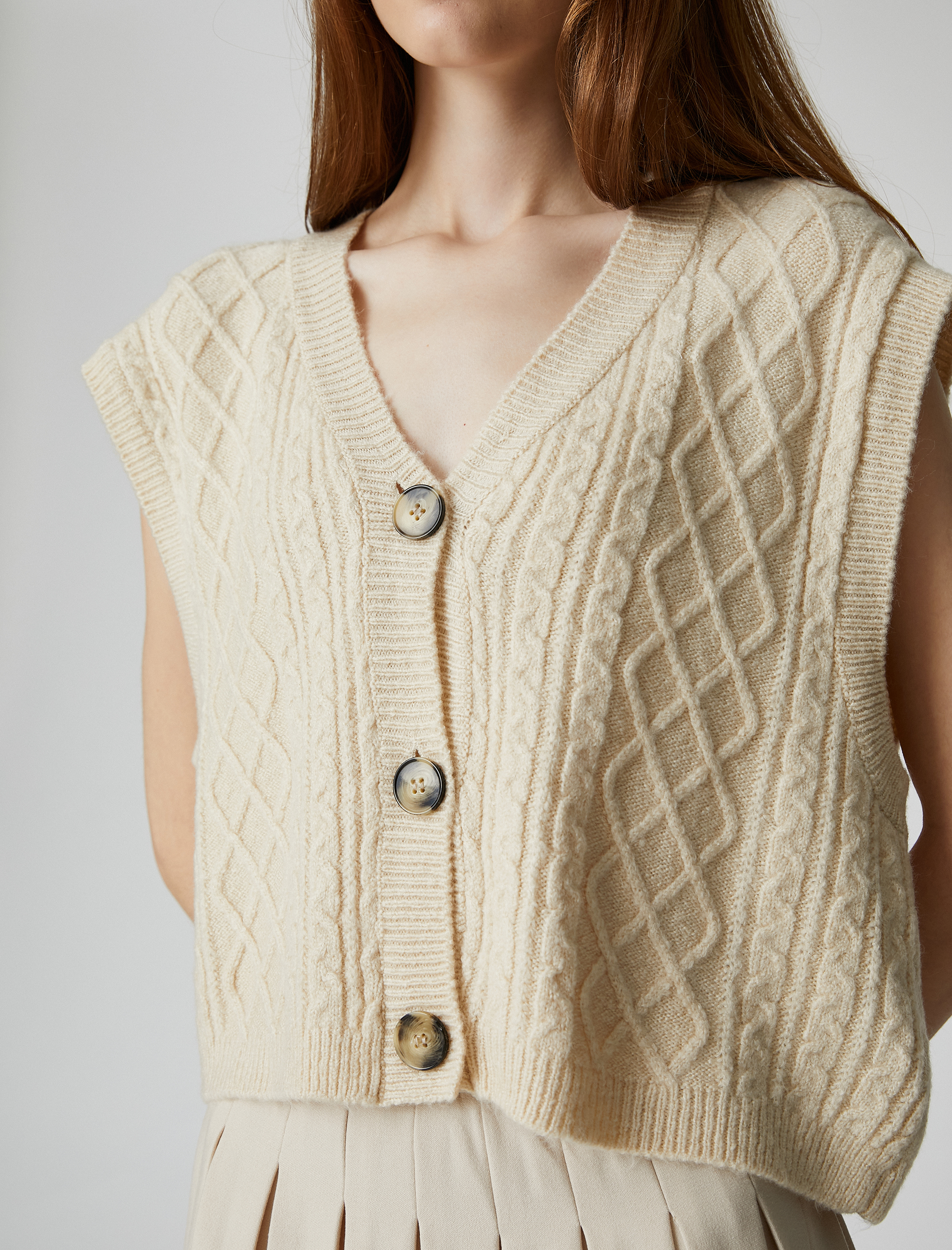   Crop Hırka V Yaka Kolsuz Düğmeli Saç Örgüsü Desenli