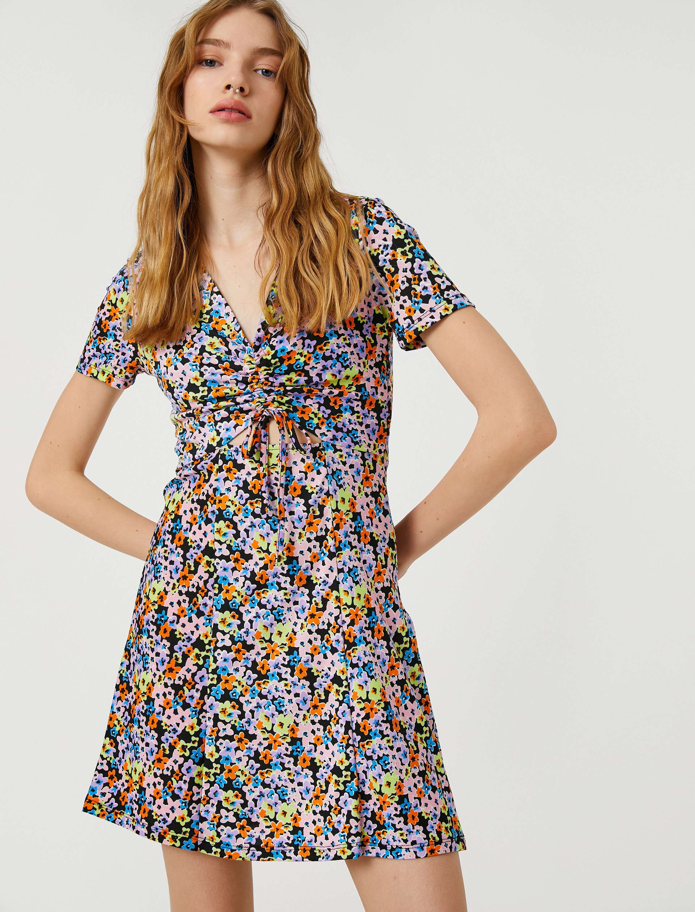   Çiçekli Mini Elbise Pencere Detaylı Kısa Kollu