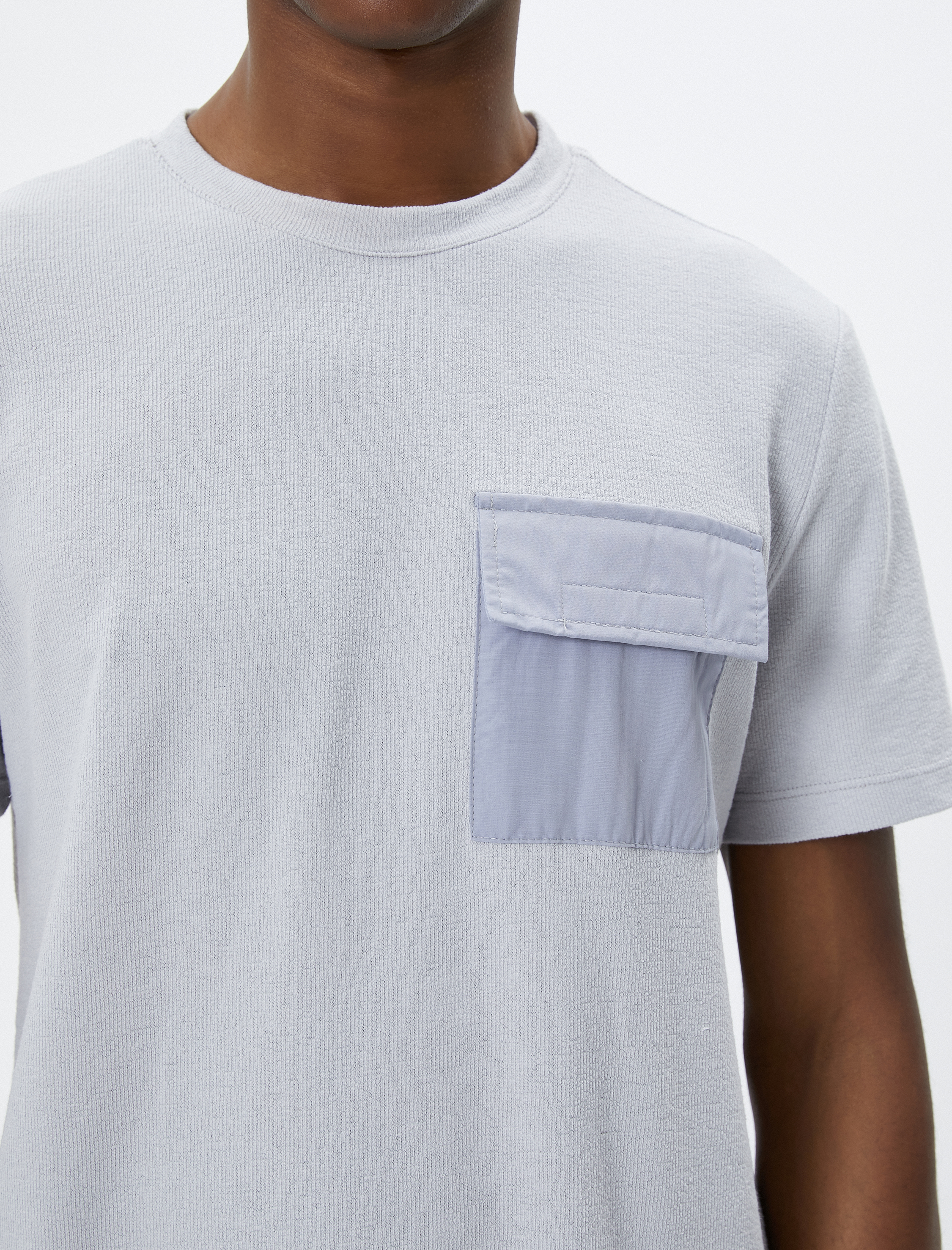   Kapaklı Cep Detaylı Tişört Bisiklet Yaka Kısa Kollu