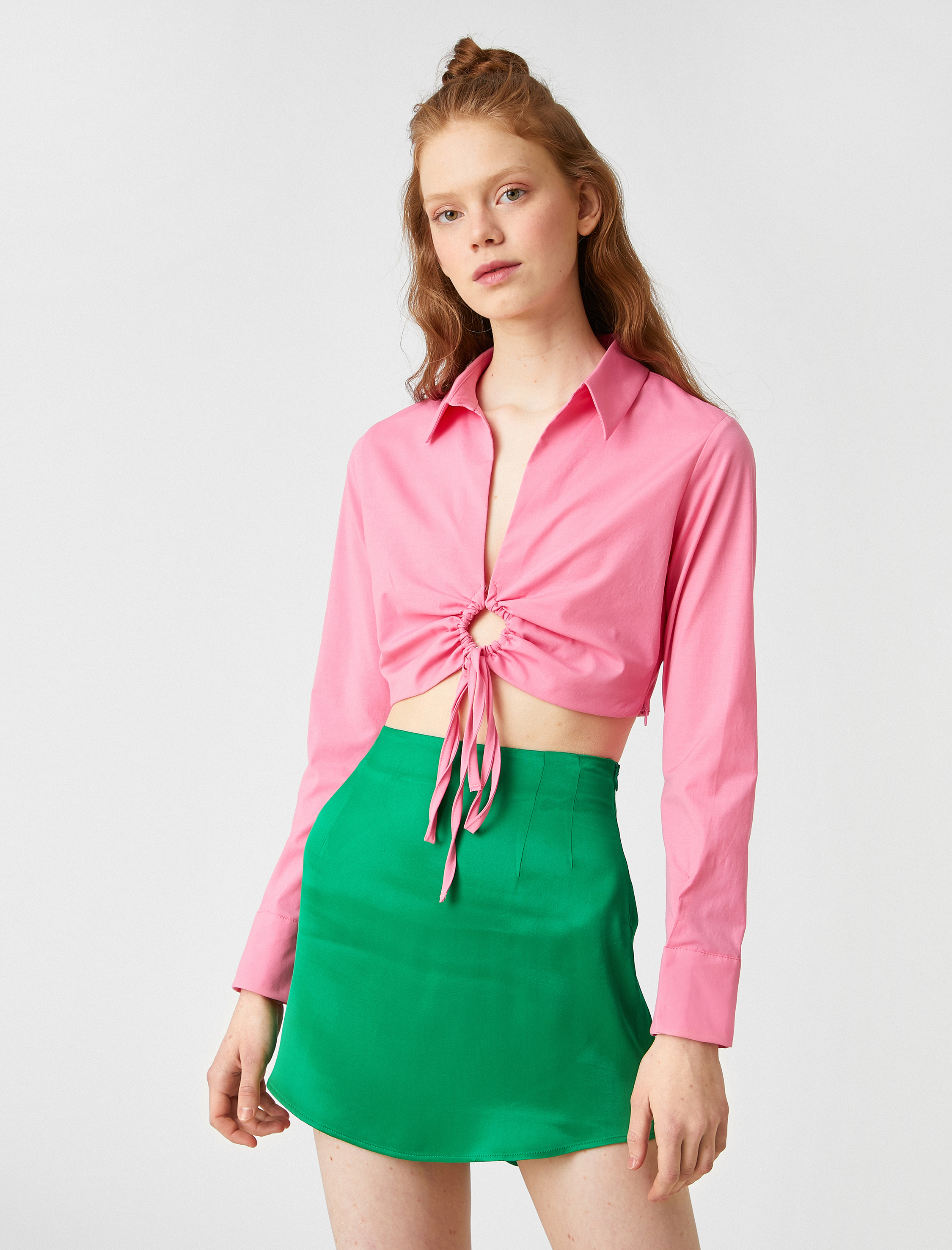   Derin V Yaka Önden Bağcık Detaylı Yandan Fermuarlı Crop Bluz