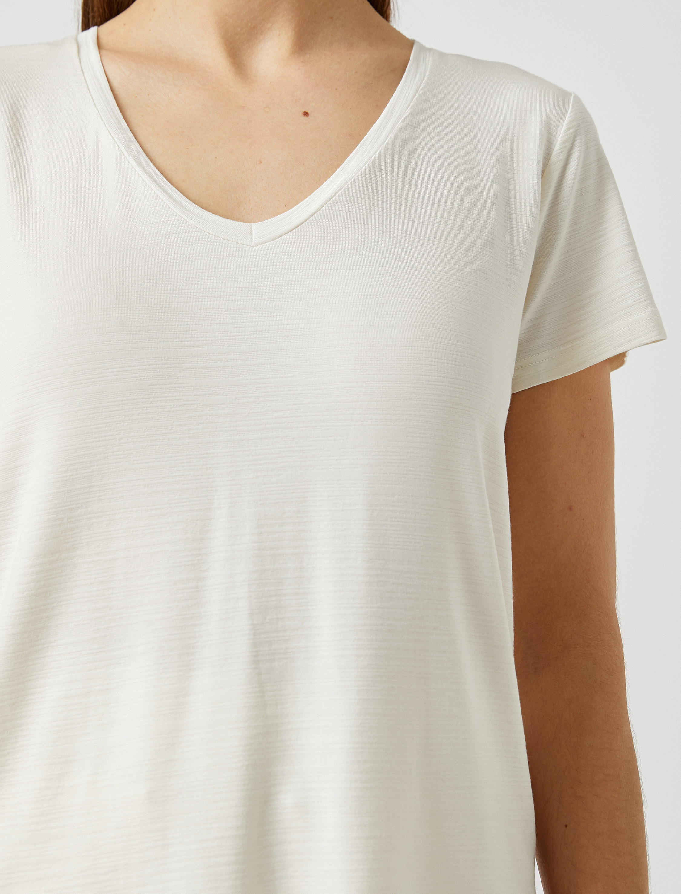   V Yaka Kısa Kollu Tişört