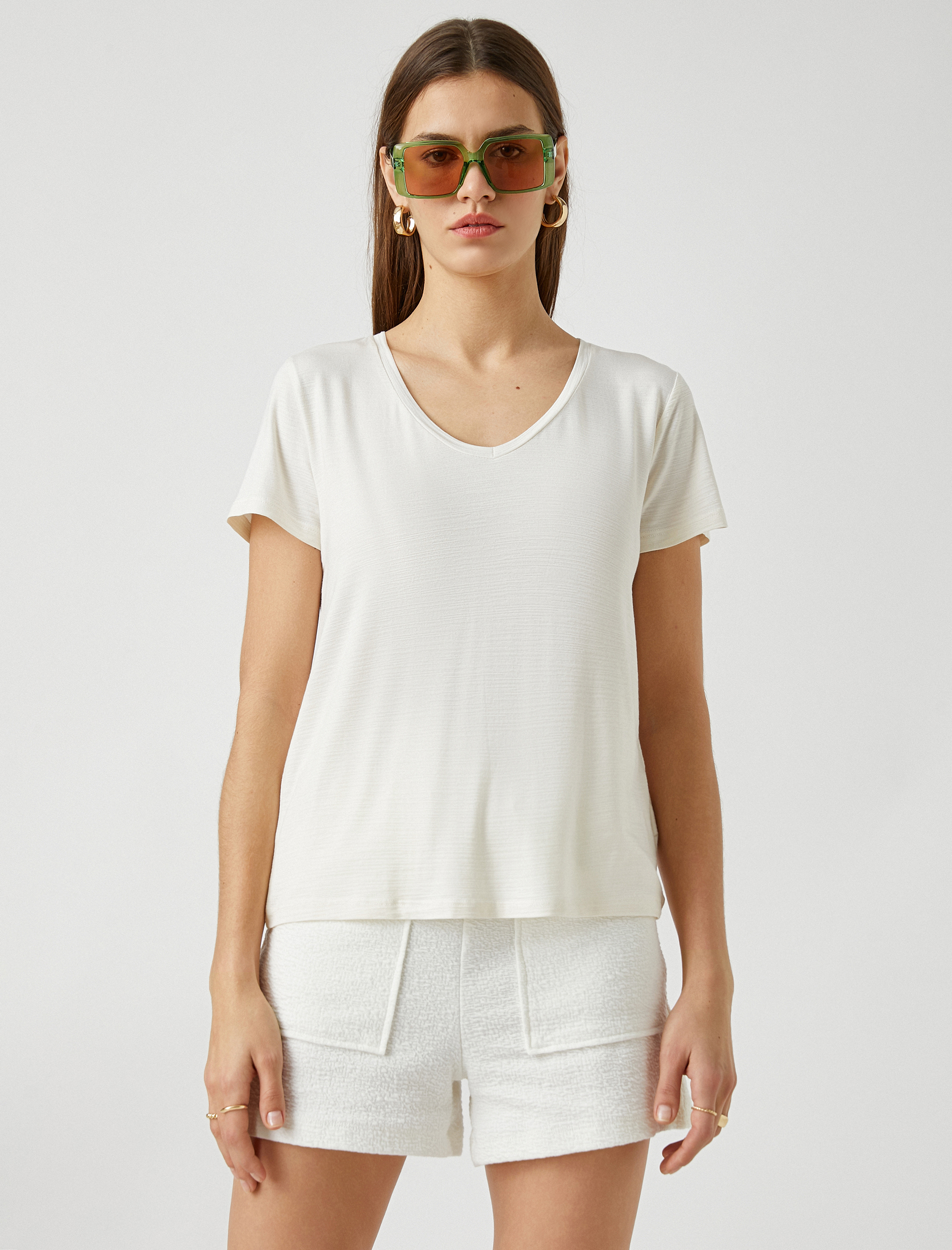   V Yaka Kısa Kollu Tişört