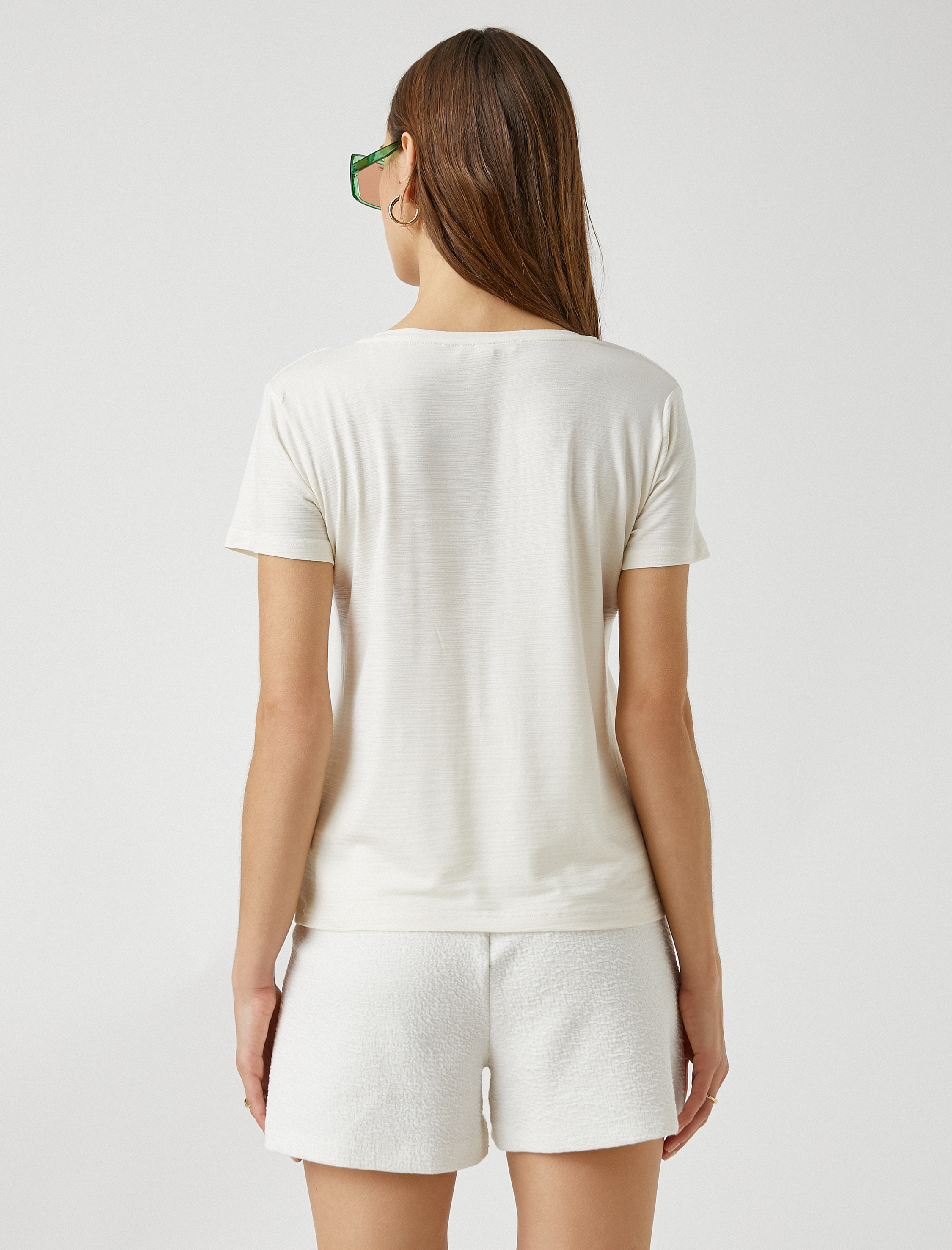   V Yaka Kısa Kollu Tişört