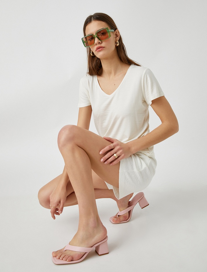  V Yaka Kısa Kollu Tişört