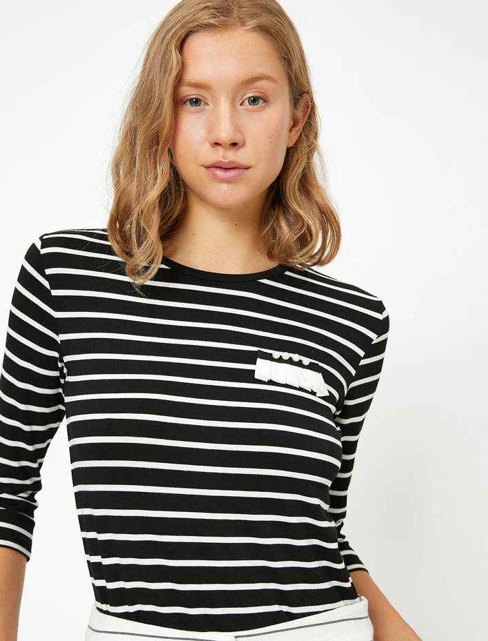  Pul Detaylı Tişört