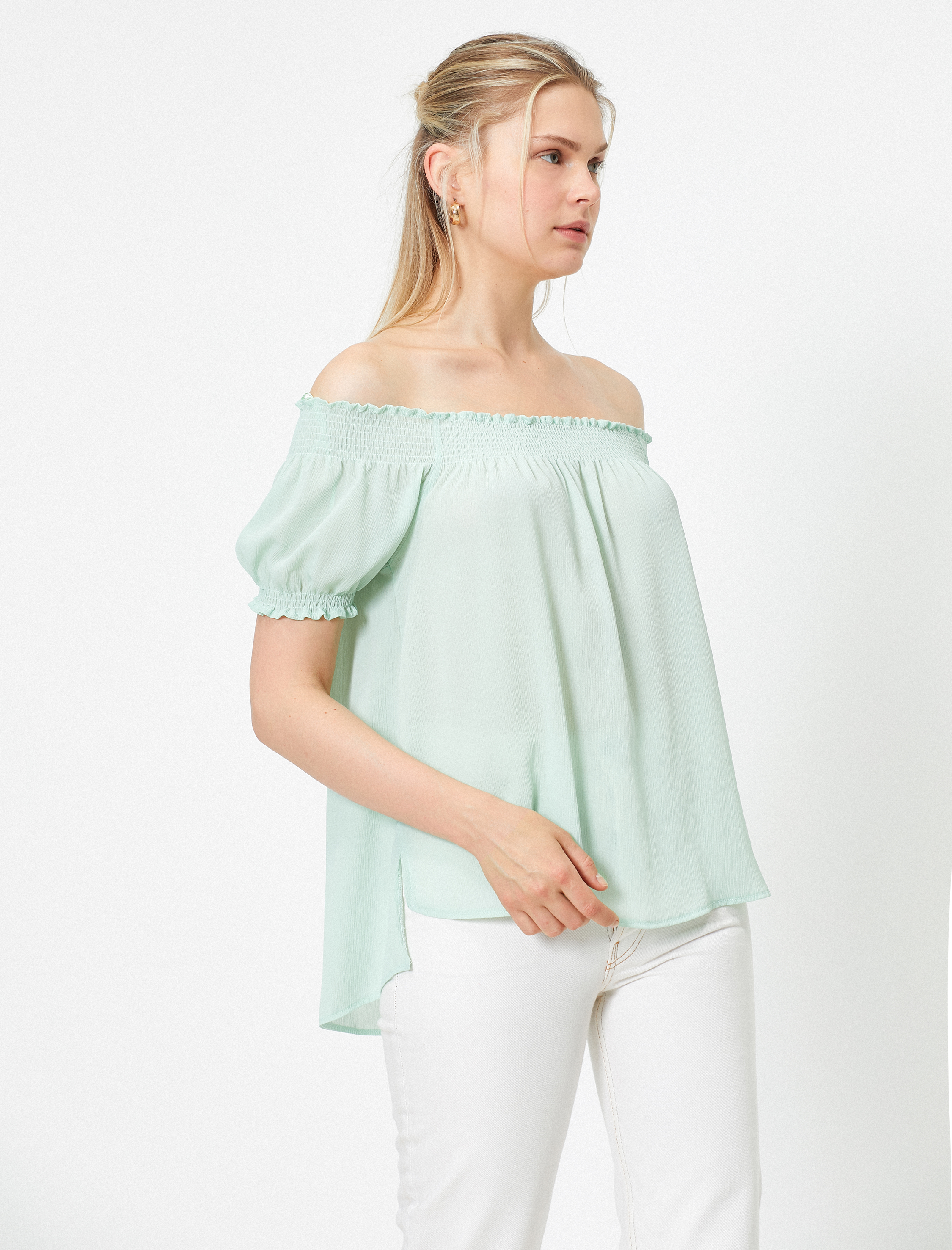   Omzu Açık Kısa Kollu Fırfır Detaylı Bluz