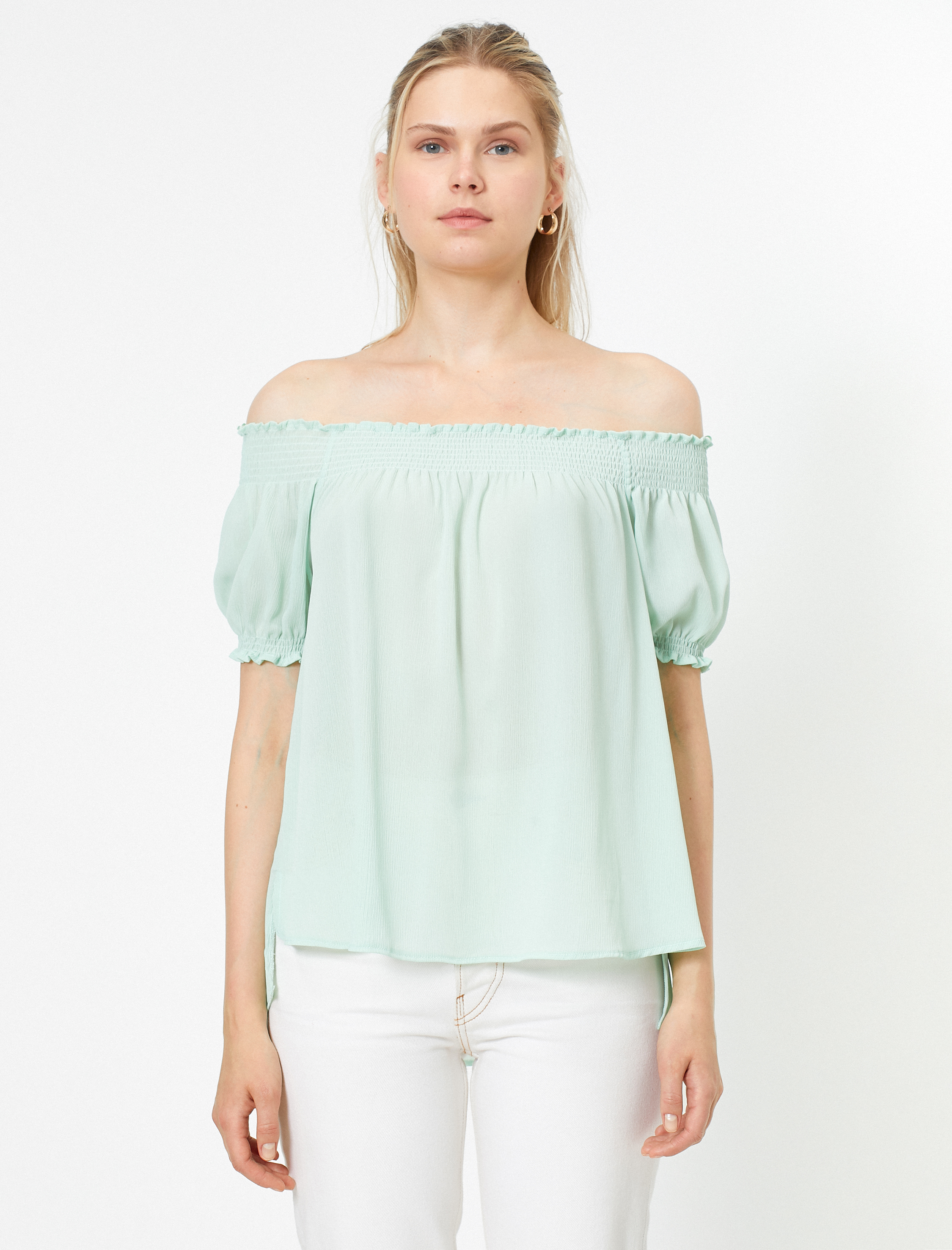   Omzu Açık Kısa Kollu Fırfır Detaylı Bluz