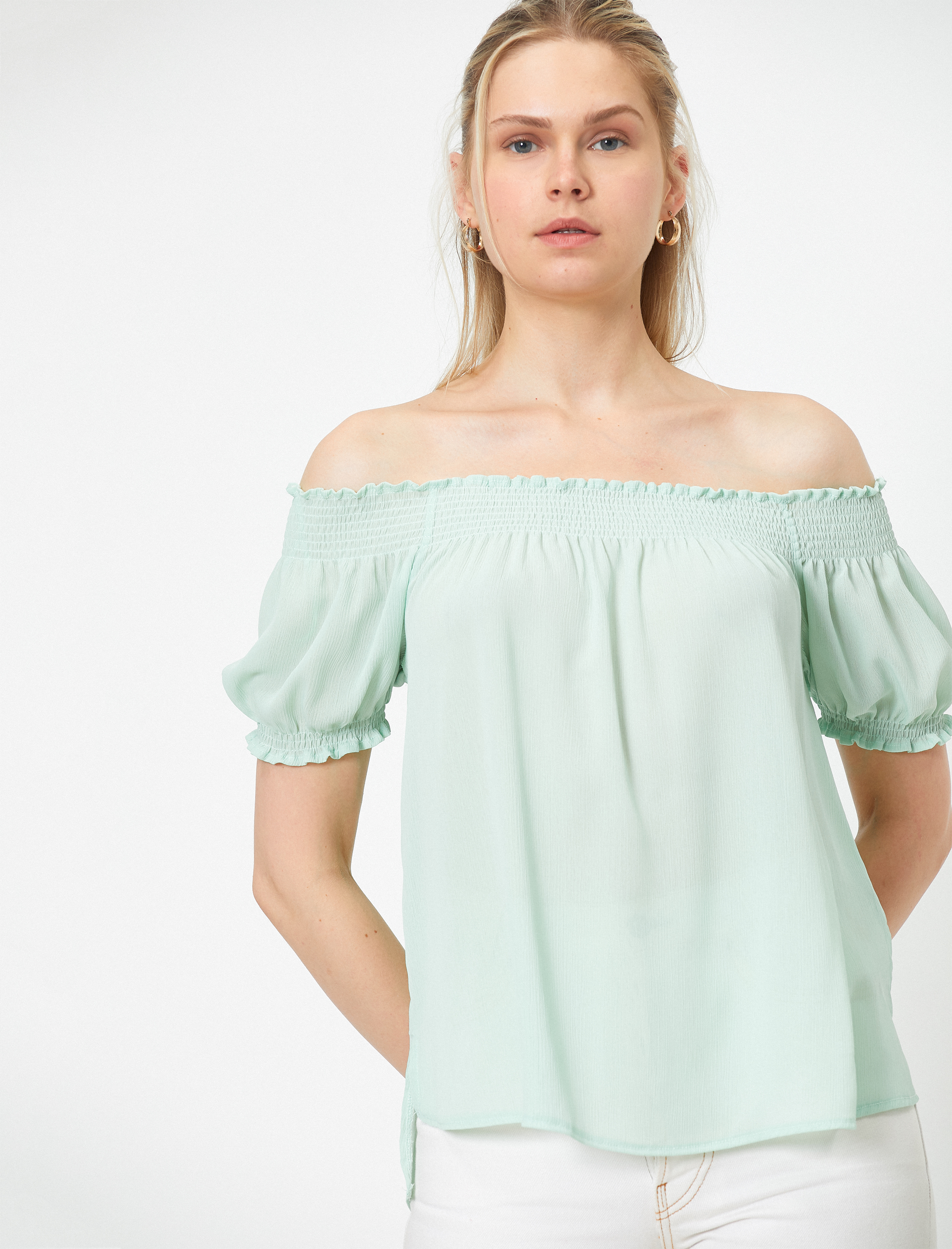   Omzu Açık Kısa Kollu Fırfır Detaylı Bluz