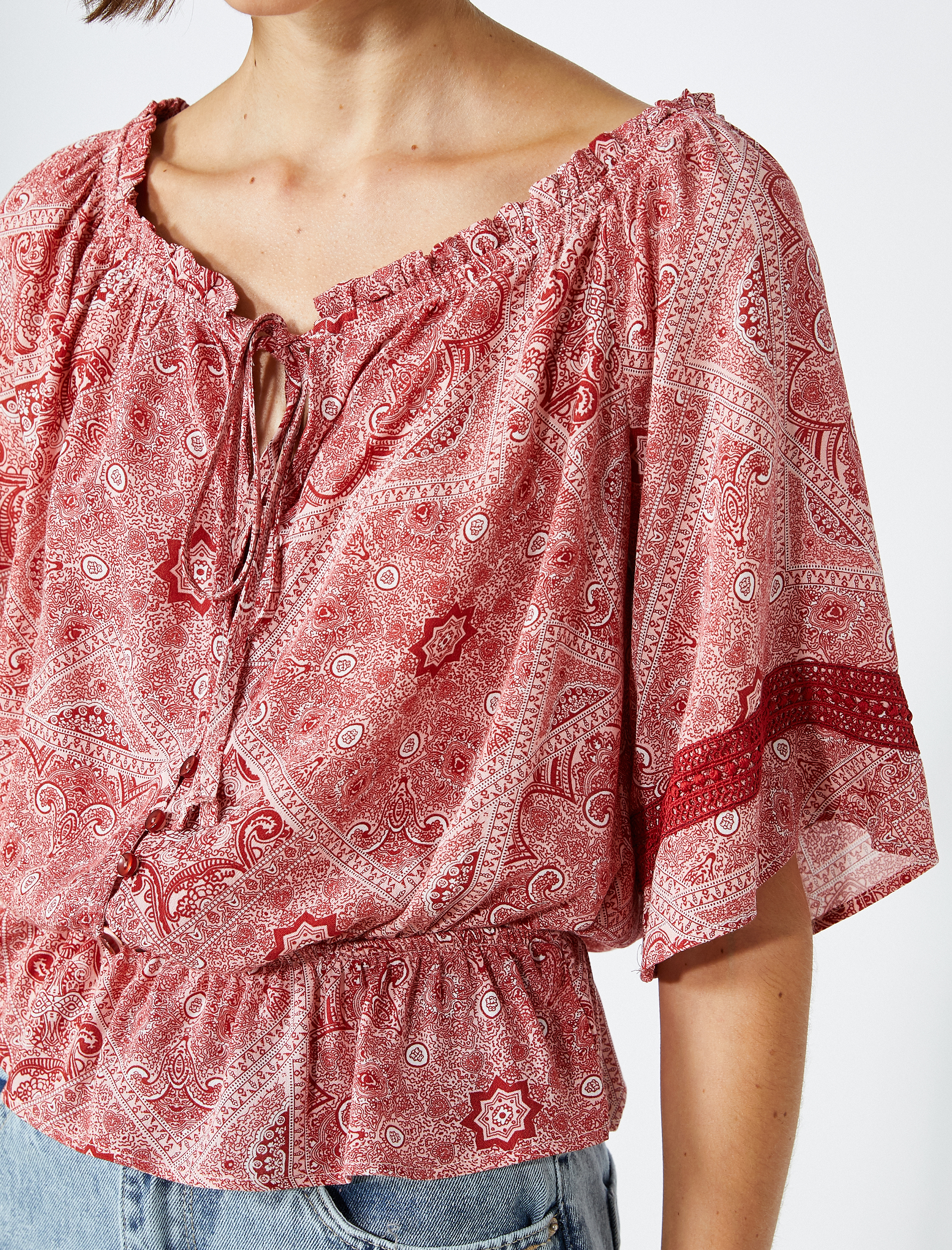   Yakası Bağcıklı Bluz