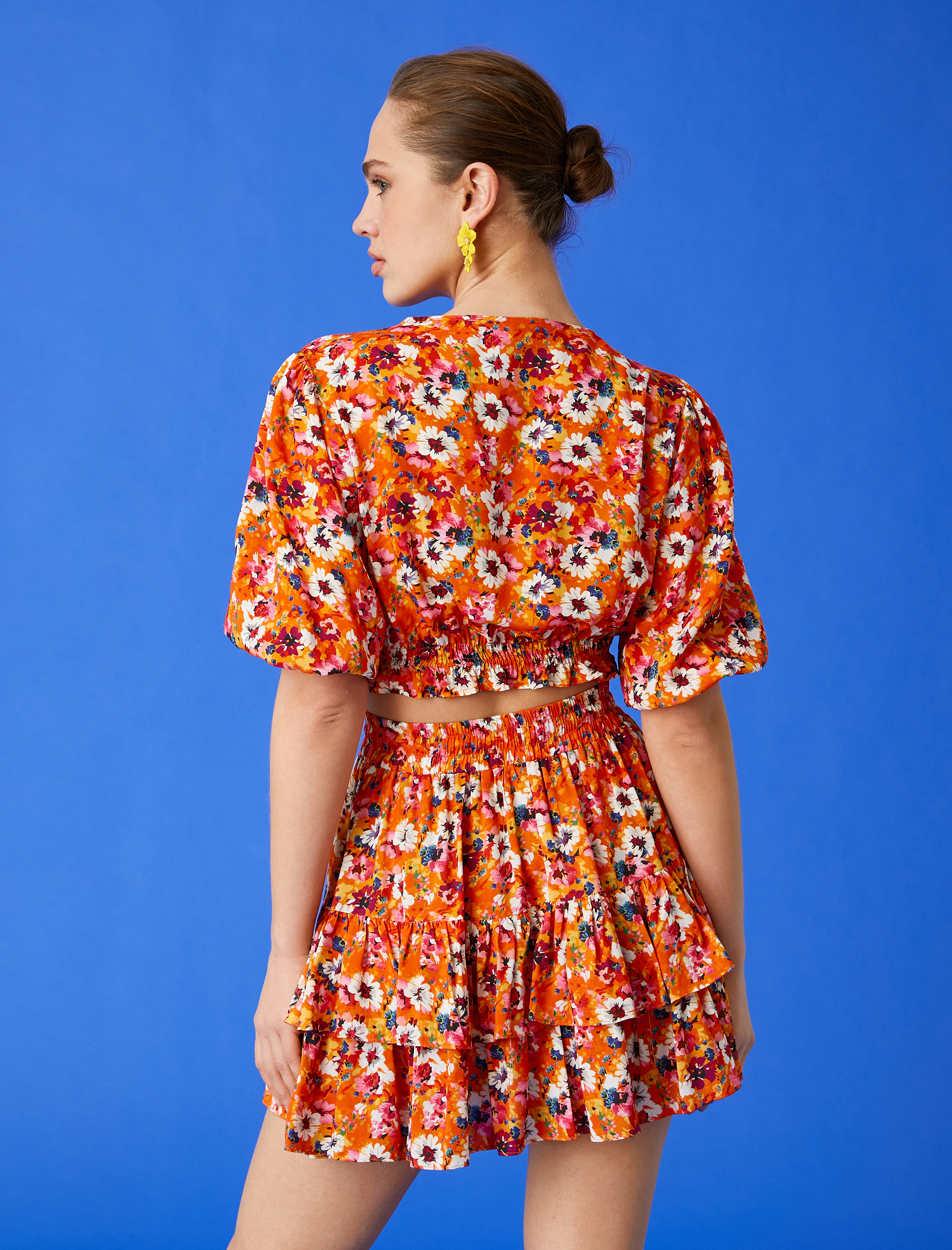   Çiçekli Crop Bluz V Yaka Bağlama Detaylı