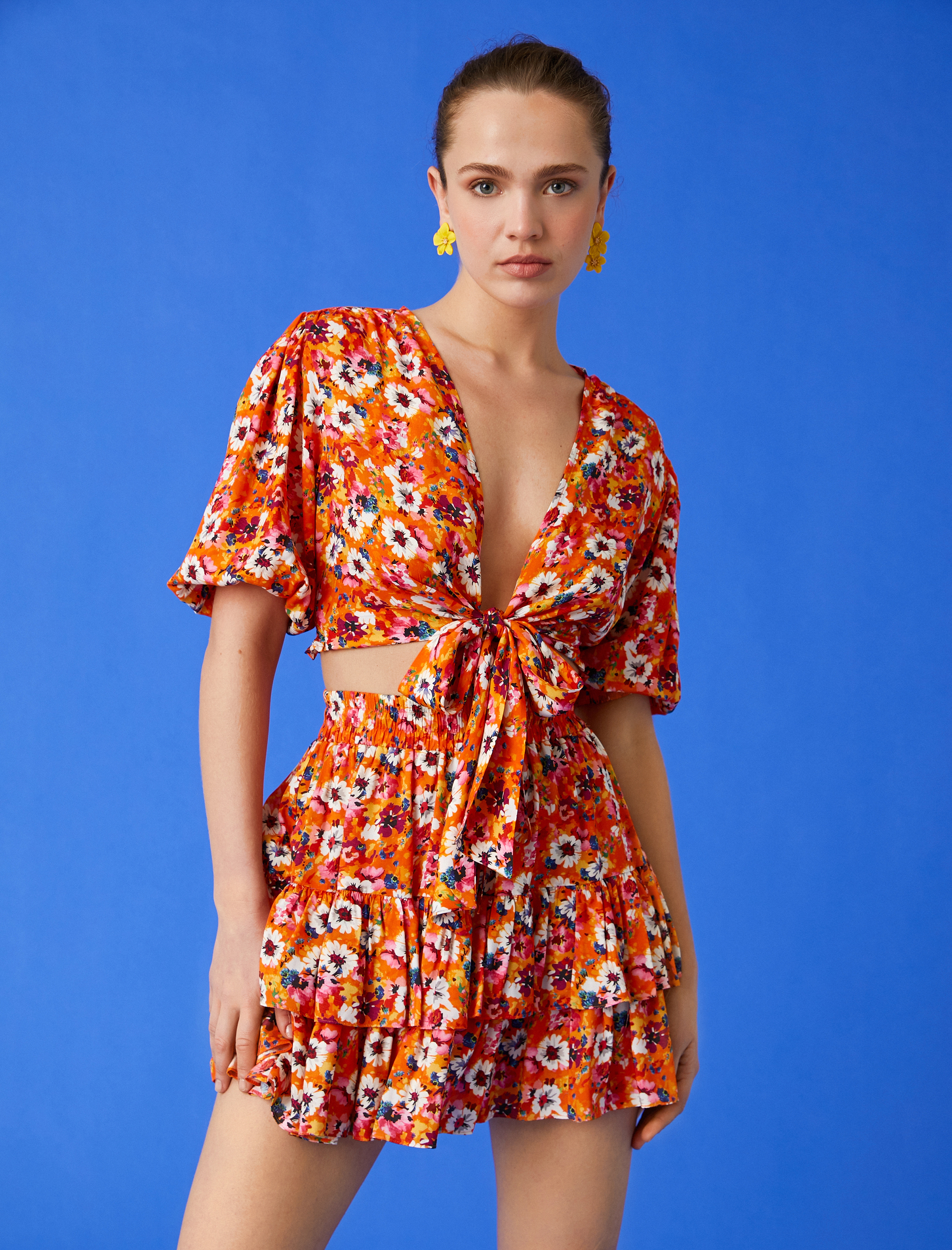   Çiçekli Crop Bluz V Yaka Bağlama Detaylı