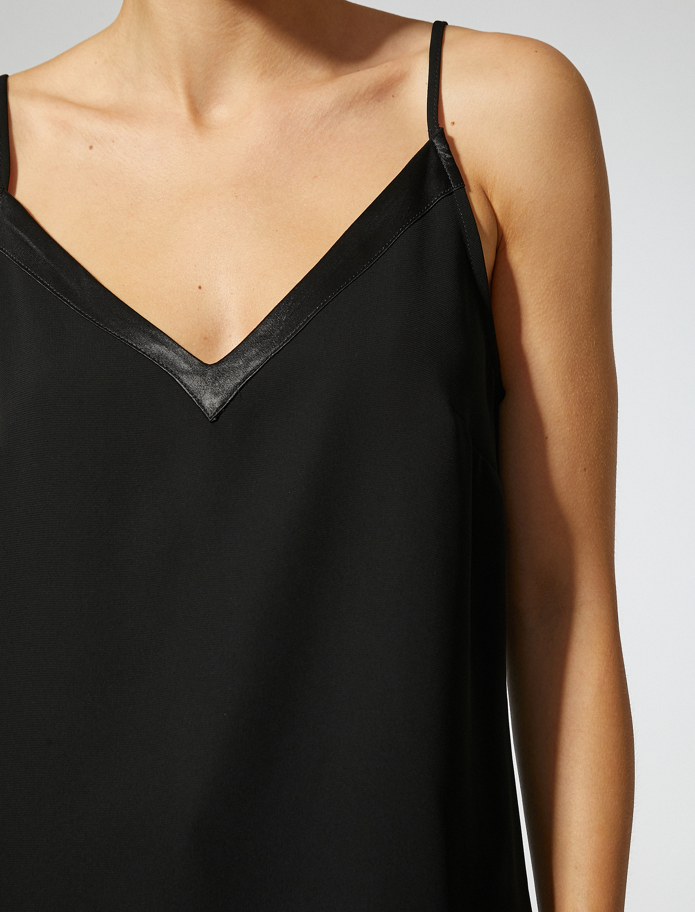   V Yaka Askılı Bluz