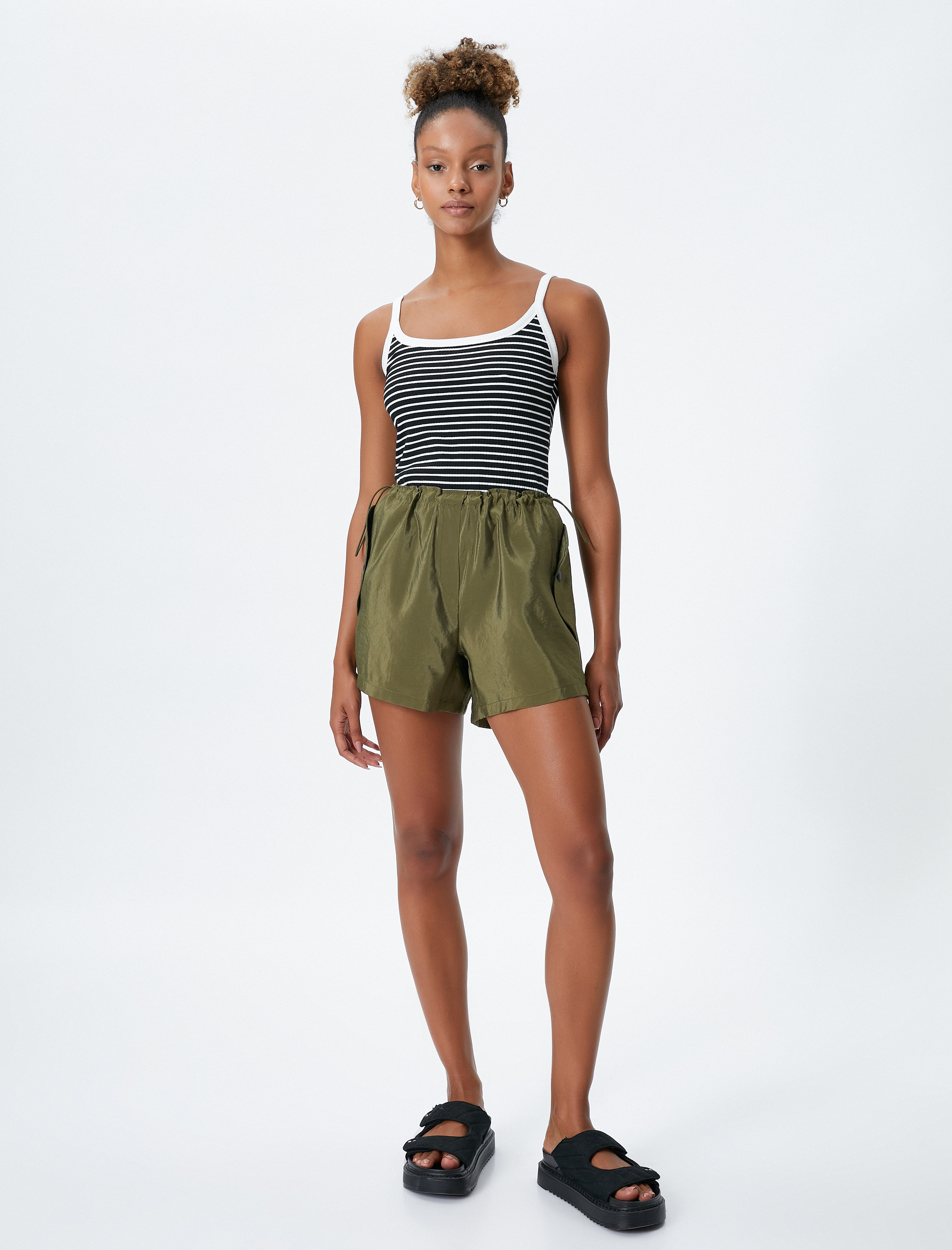   Paraşüt Mini Şort Beli Büzgülü Stoperli Kapaklı Cepli