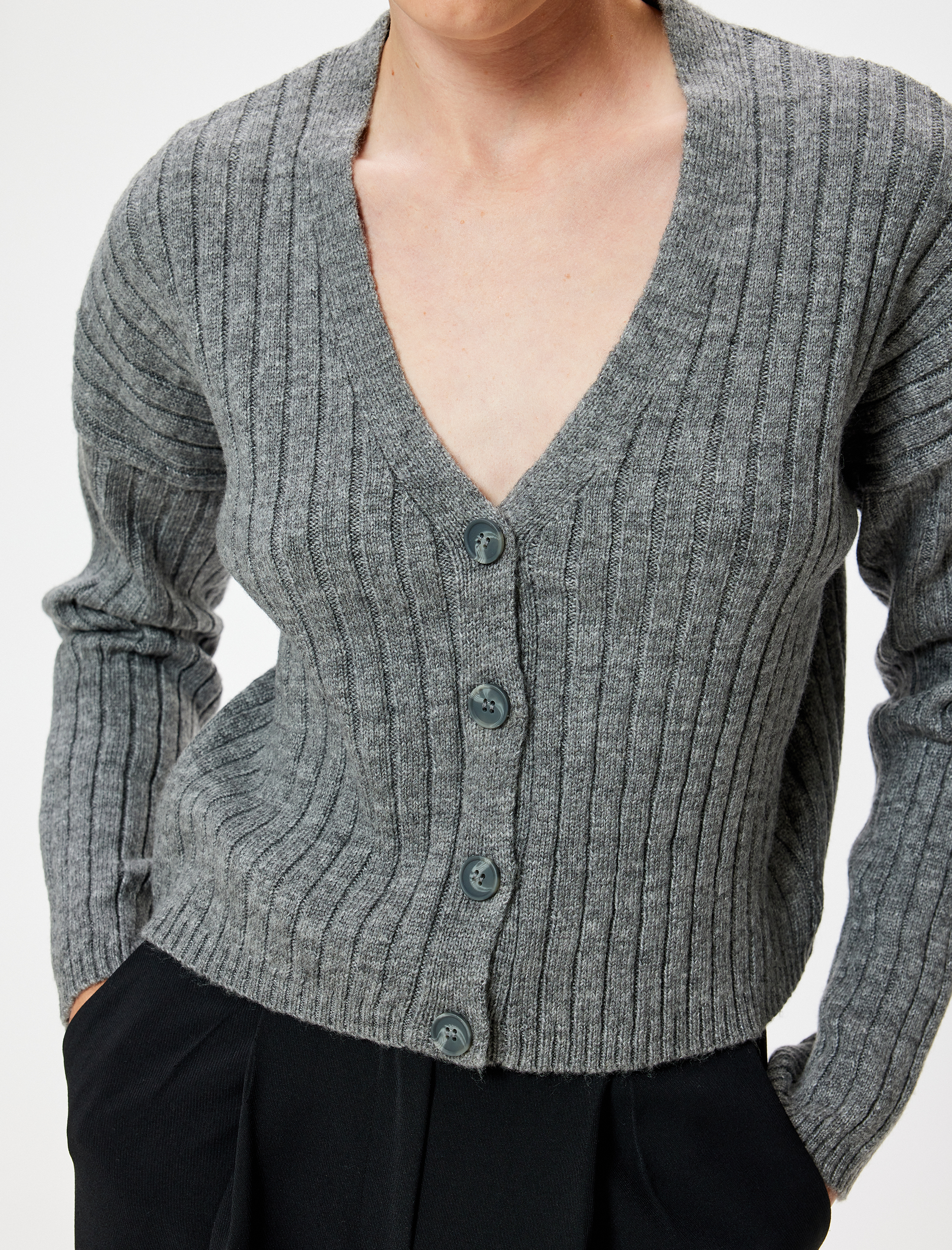   Yumuşak Dokulu V Yaka Düğmeli Çizgili Triko Hırka