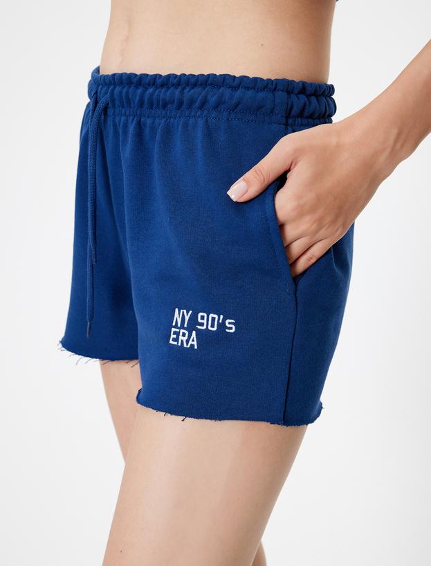 Mini Şort Beli Bağcıklı Slogan İşlemeli Kesik Paça Slim Fit Cep Detaylı_4