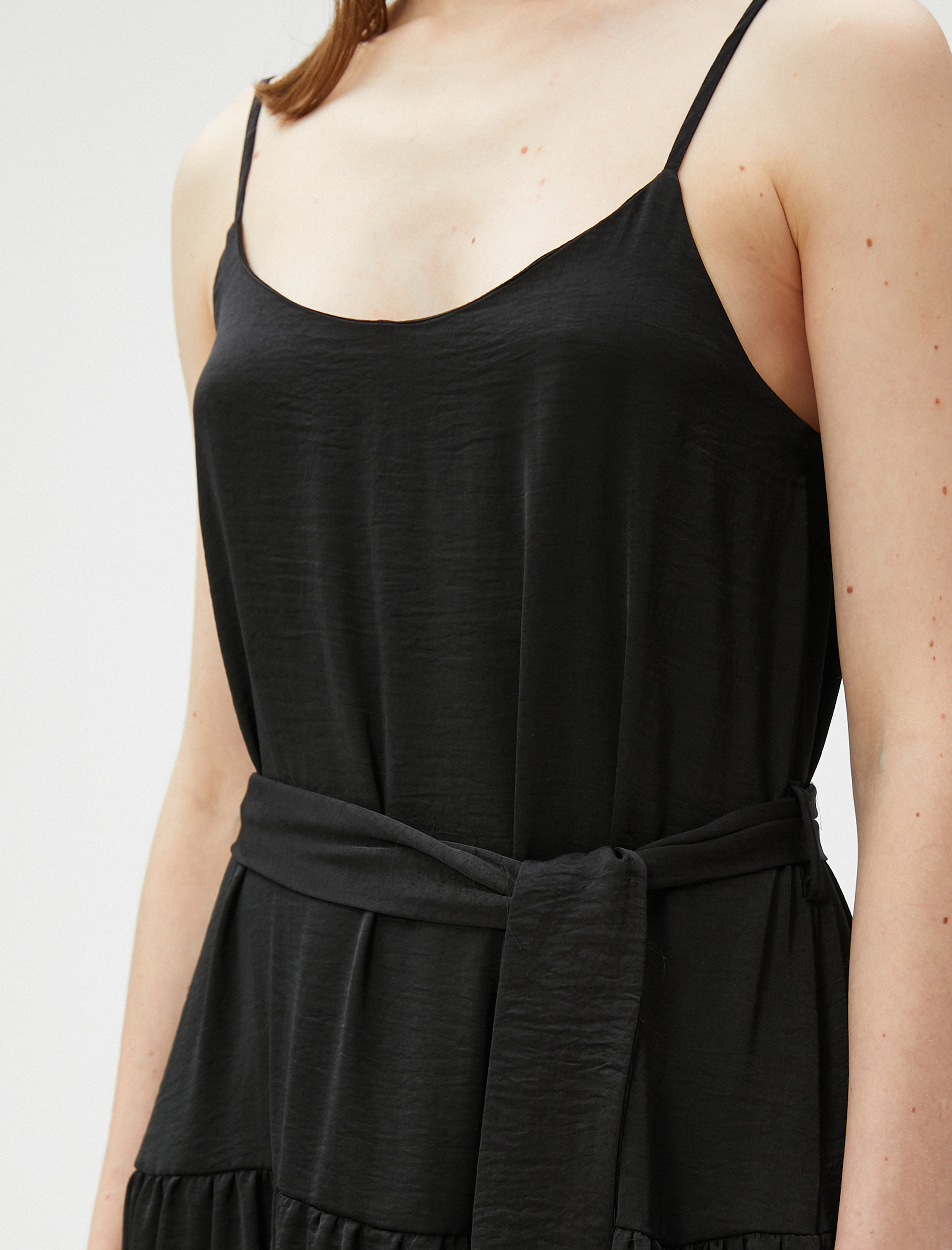   Katlı Midi Boy Elbise Askılı Kuşaklı