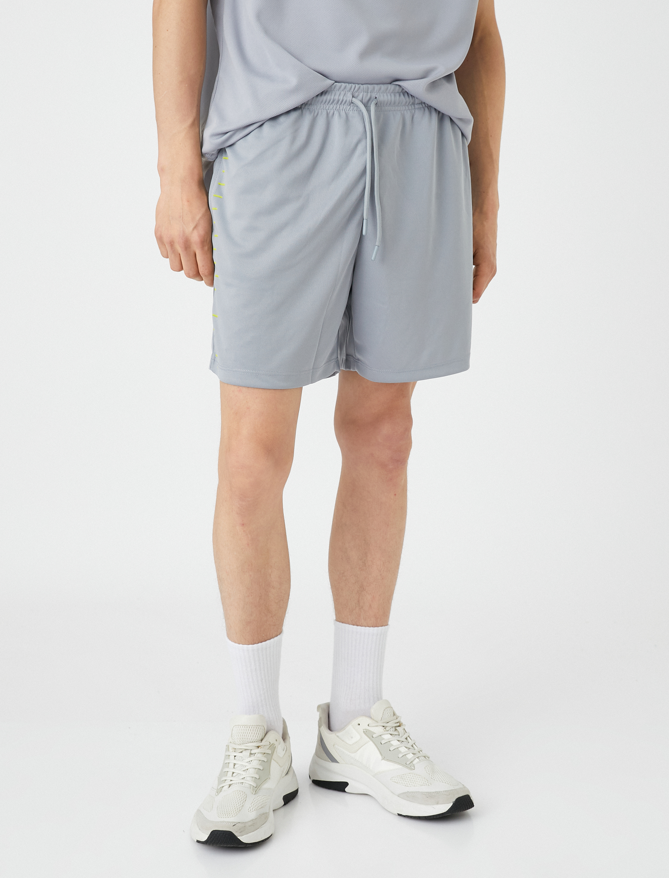   Spor Şort Beli Bağcıklı Şerit Baskılı Cep Detaylı