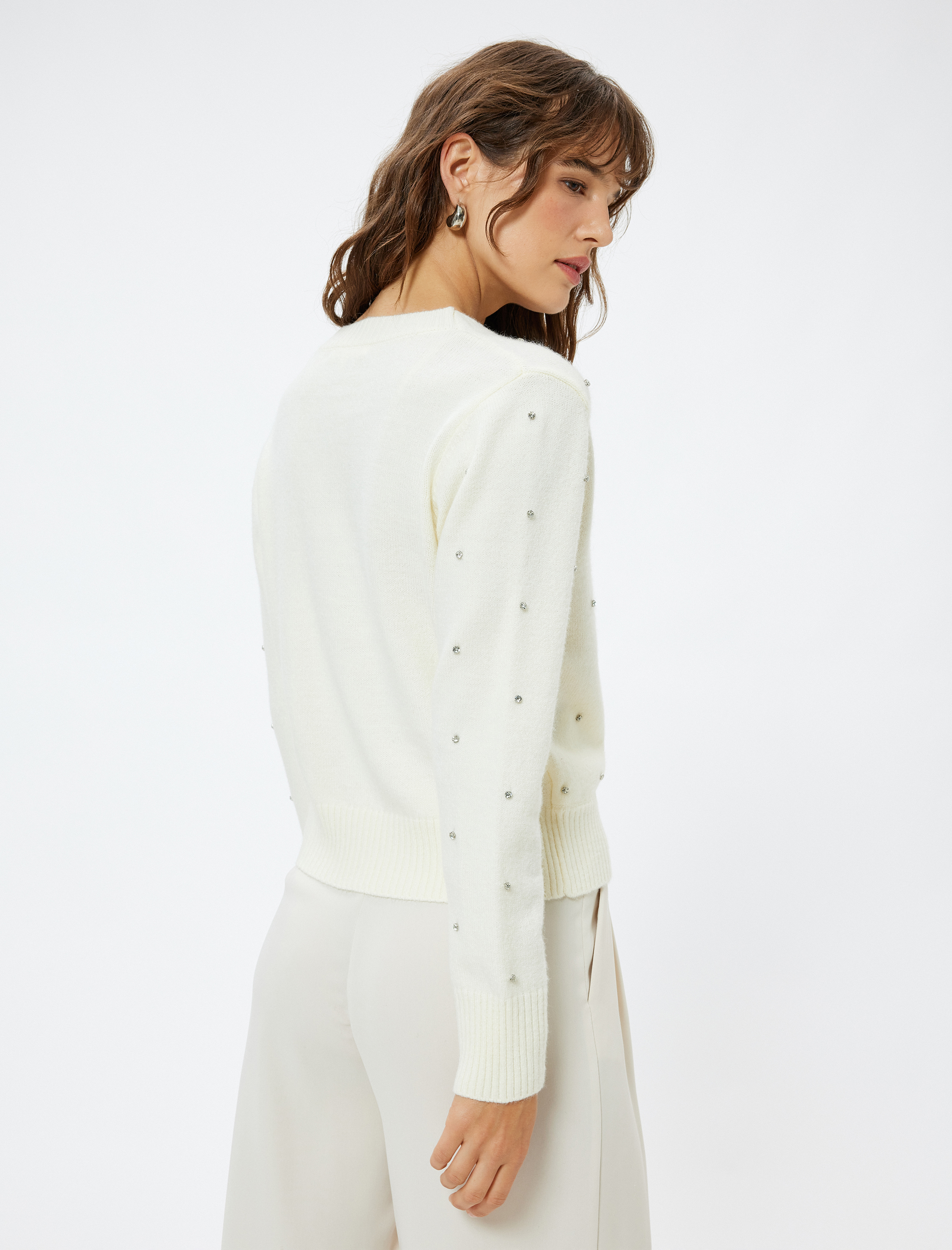   Yumuşak Dokulu Uzun Kollu Taşlı Kruvaze V Yaka Örgü Kazak