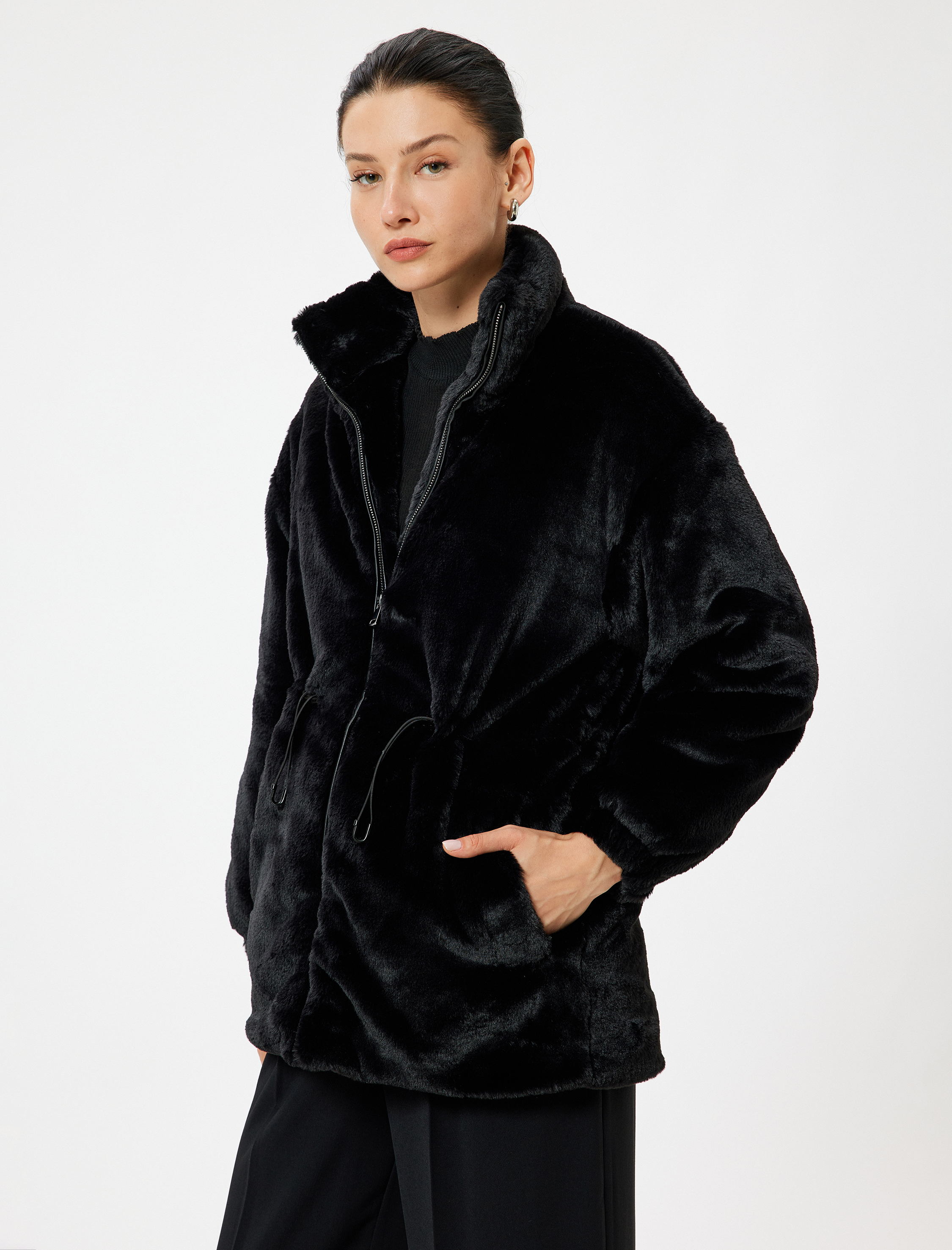   Cepli Beli Lastik Detaylı Dik Yaka Fermuarlı Peluş Mont