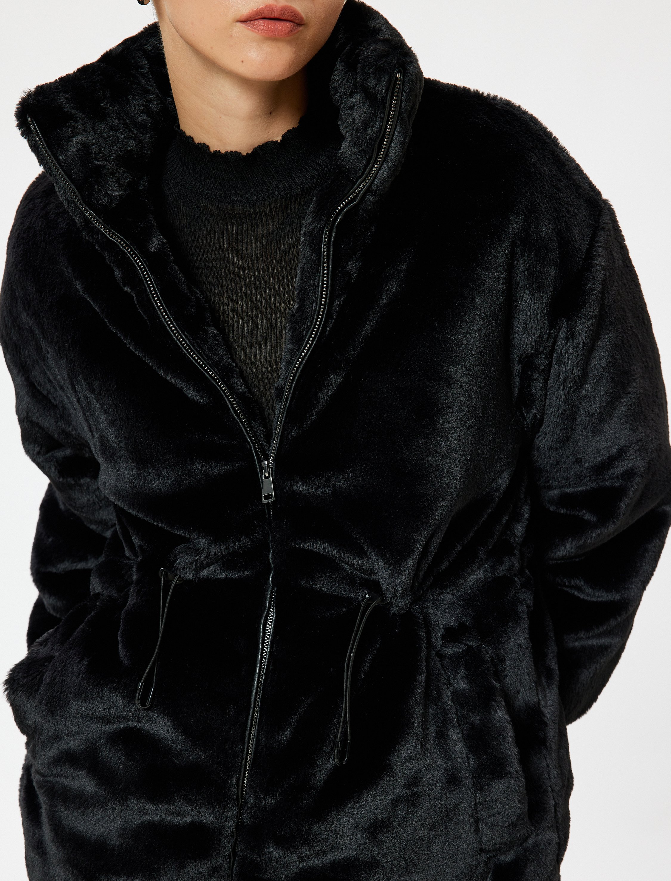   Cepli Beli Lastik Detaylı Dik Yaka Fermuarlı Peluş Mont