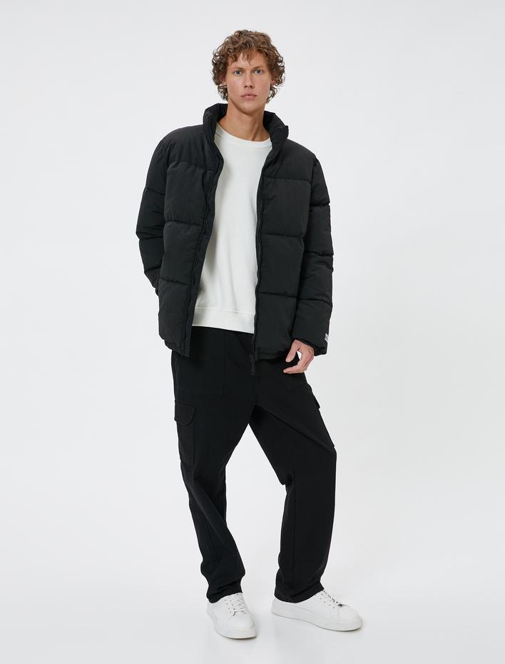  Şişme Mont Slogan Baskılı Fermuarlı Cep Detaylı