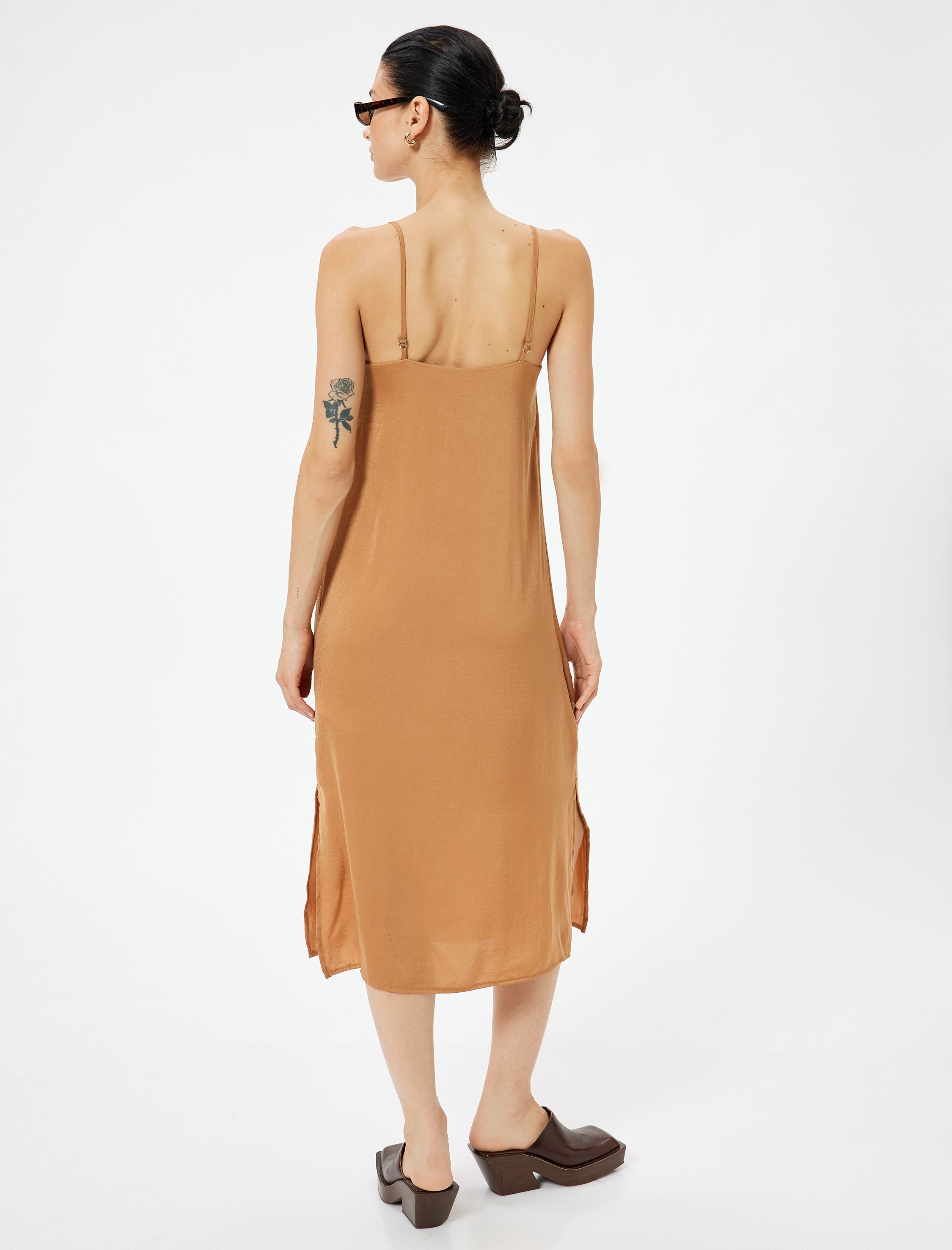 İnce Askılı Midi Boy Elbise Yırtmaç Detaylı Krep Kumaş