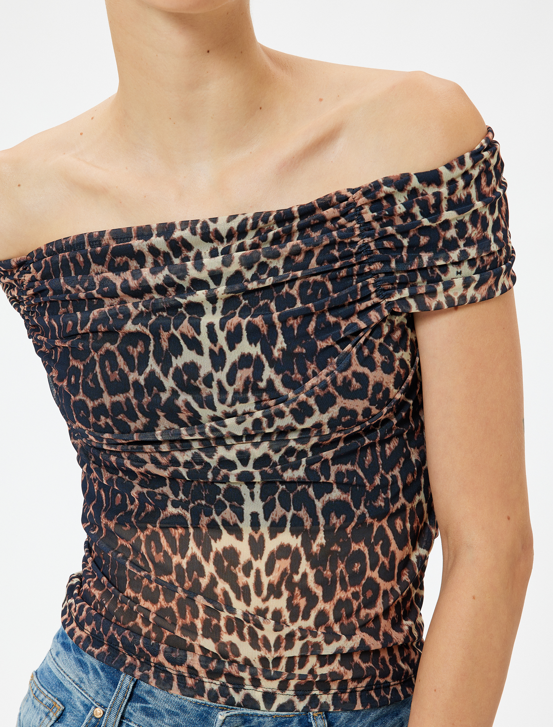   Leopar Desenli Madonna Yaka Bluz Omzu Açık Tül Drape Detaylı