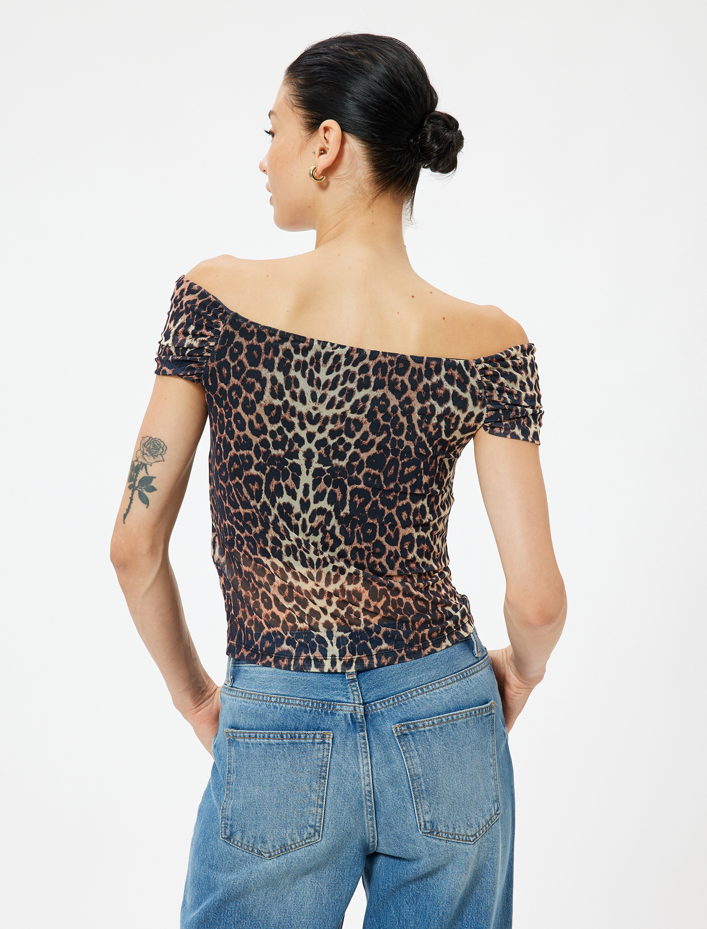   Leopar Desenli Madonna Yaka Bluz Omzu Açık Tül Drape Detaylı