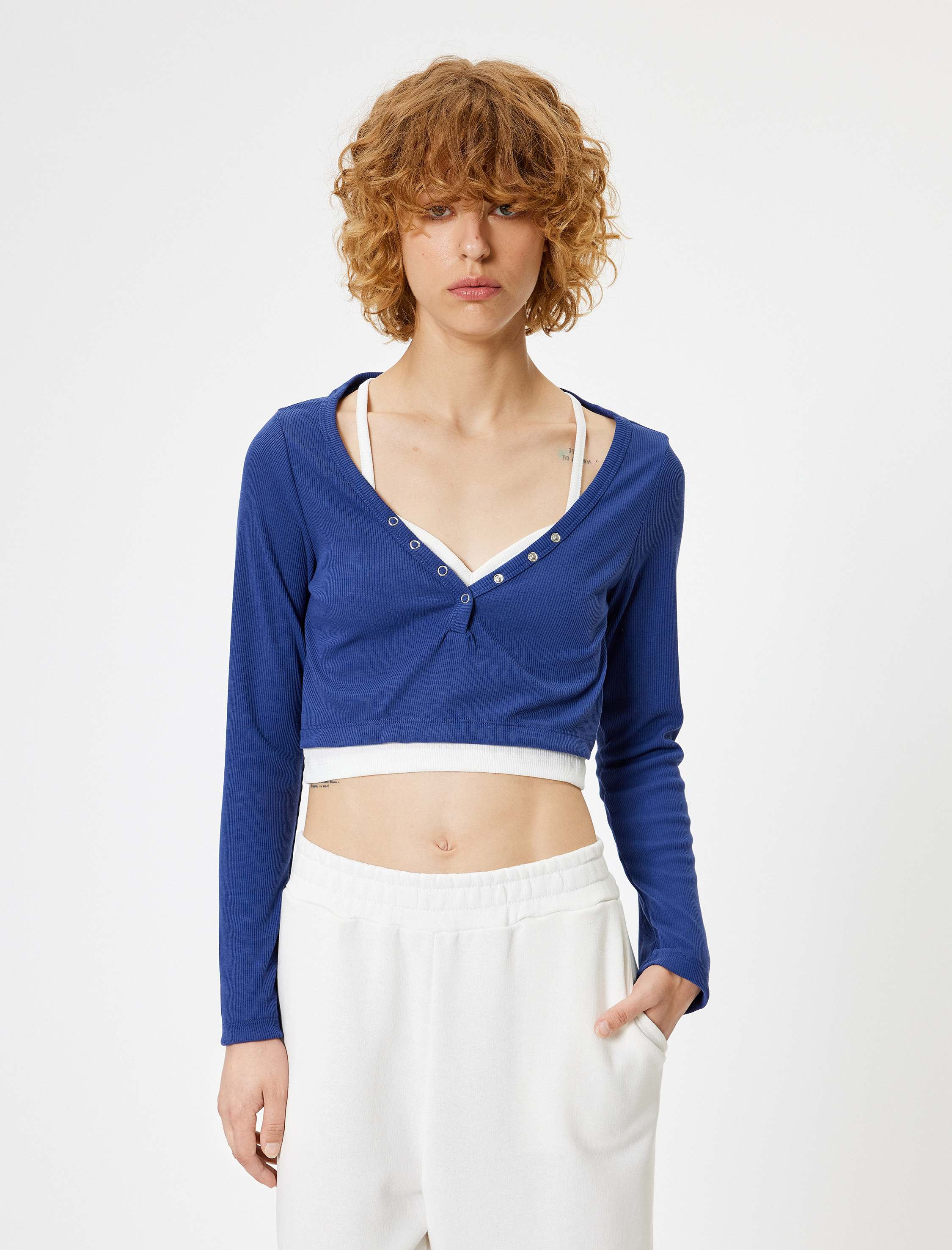   Uzun Kollu Düğmeli V Yaka Tişört