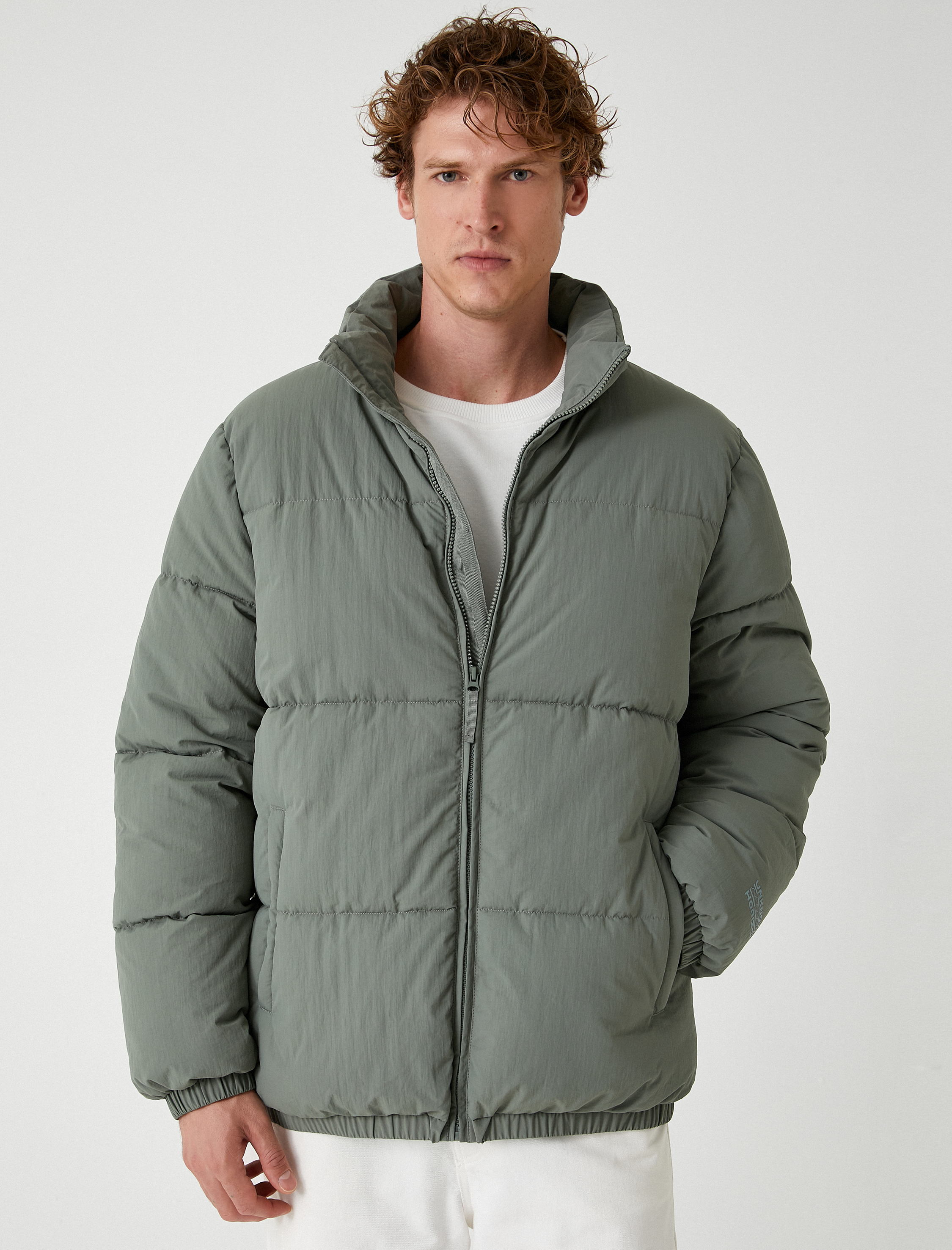   Şişme Mont Slogan Baskılı Fermuarlı Cep Detaylı