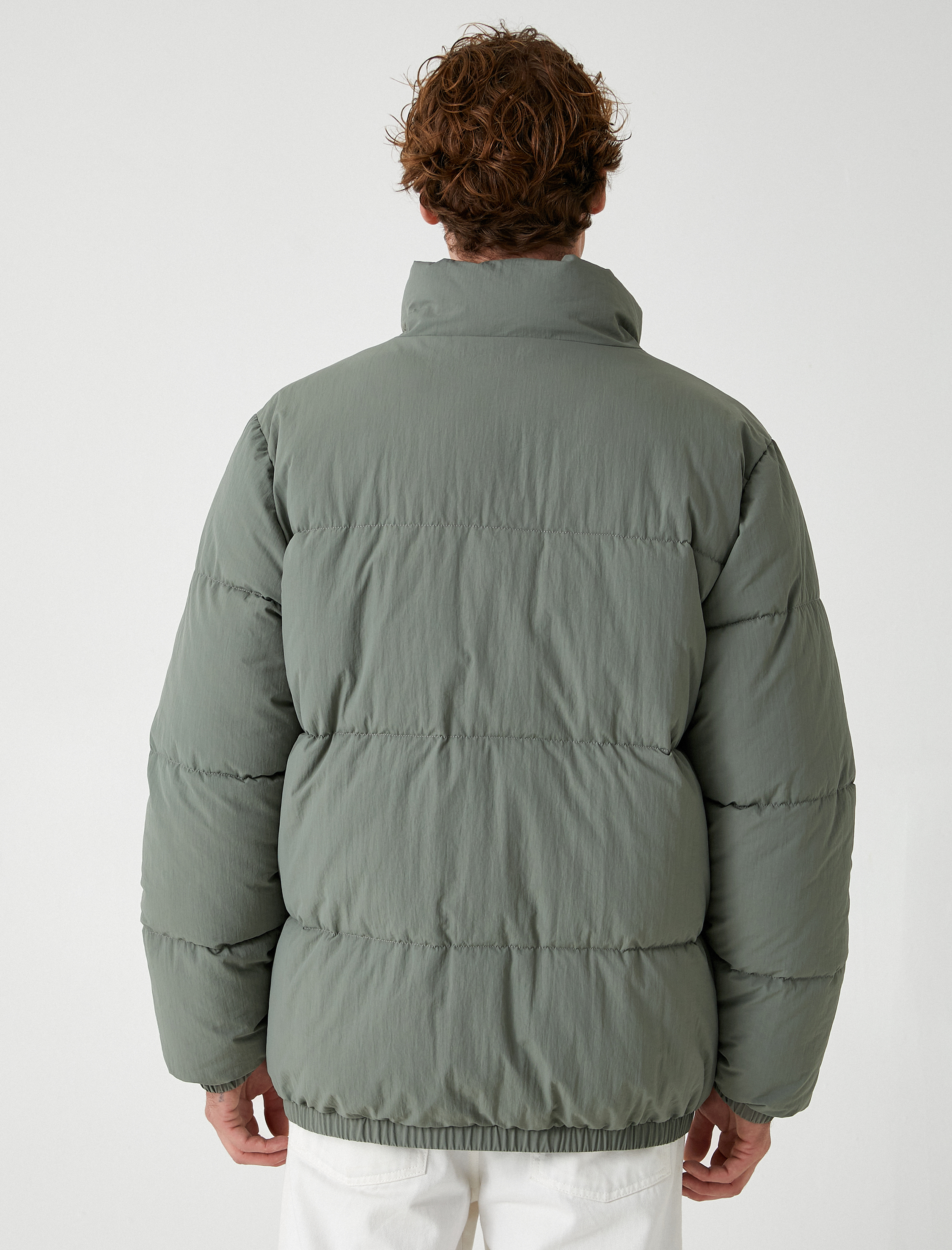   Şişme Mont Slogan Baskılı Fermuarlı Cep Detaylı