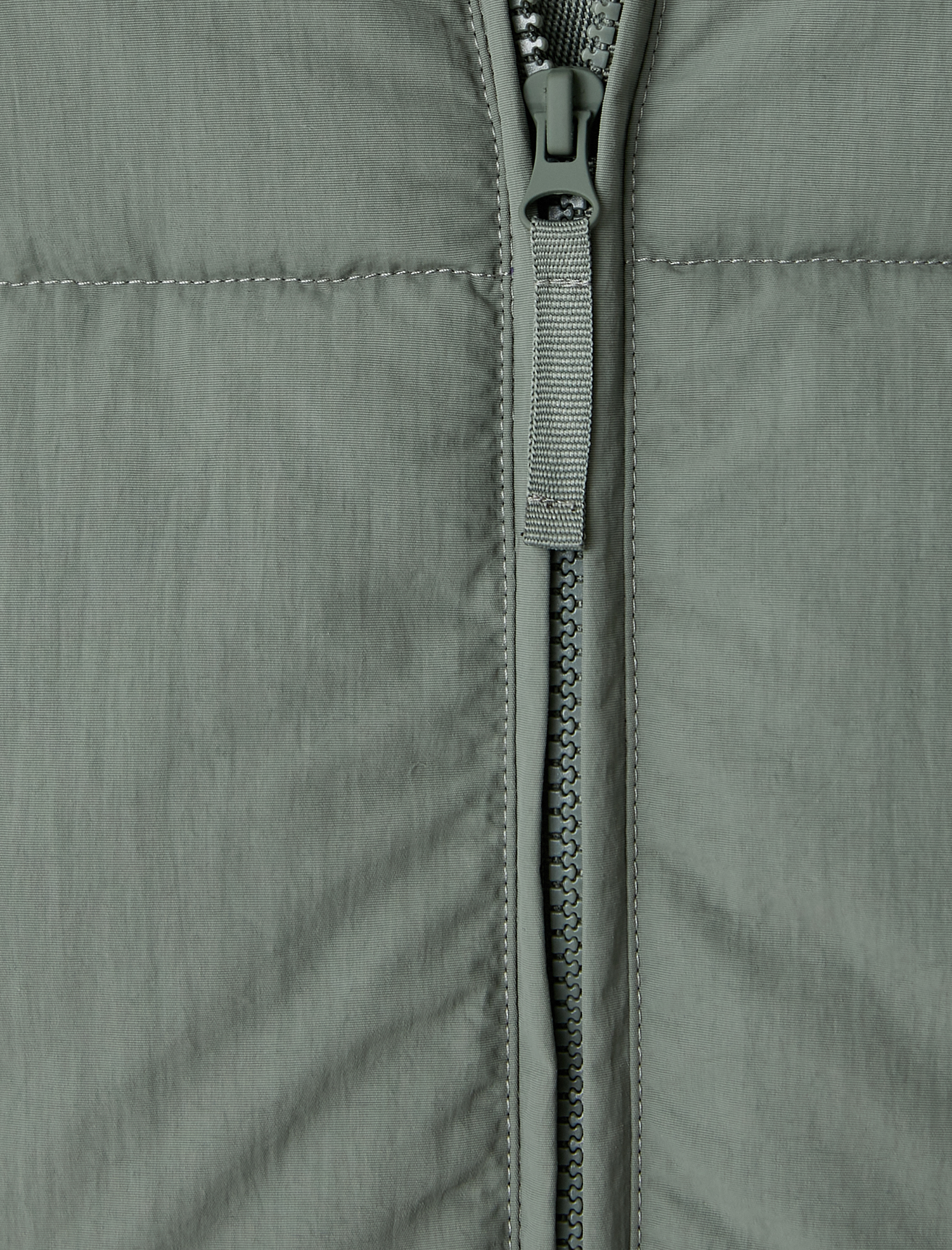   Şişme Mont Slogan Baskılı Fermuarlı Cep Detaylı