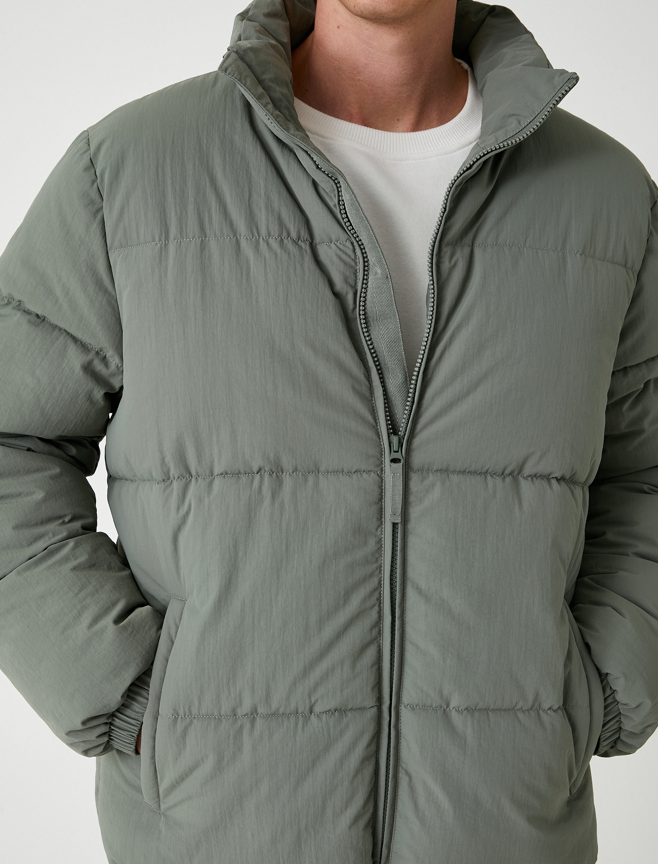   Şişme Mont Slogan Baskılı Fermuarlı Cep Detaylı