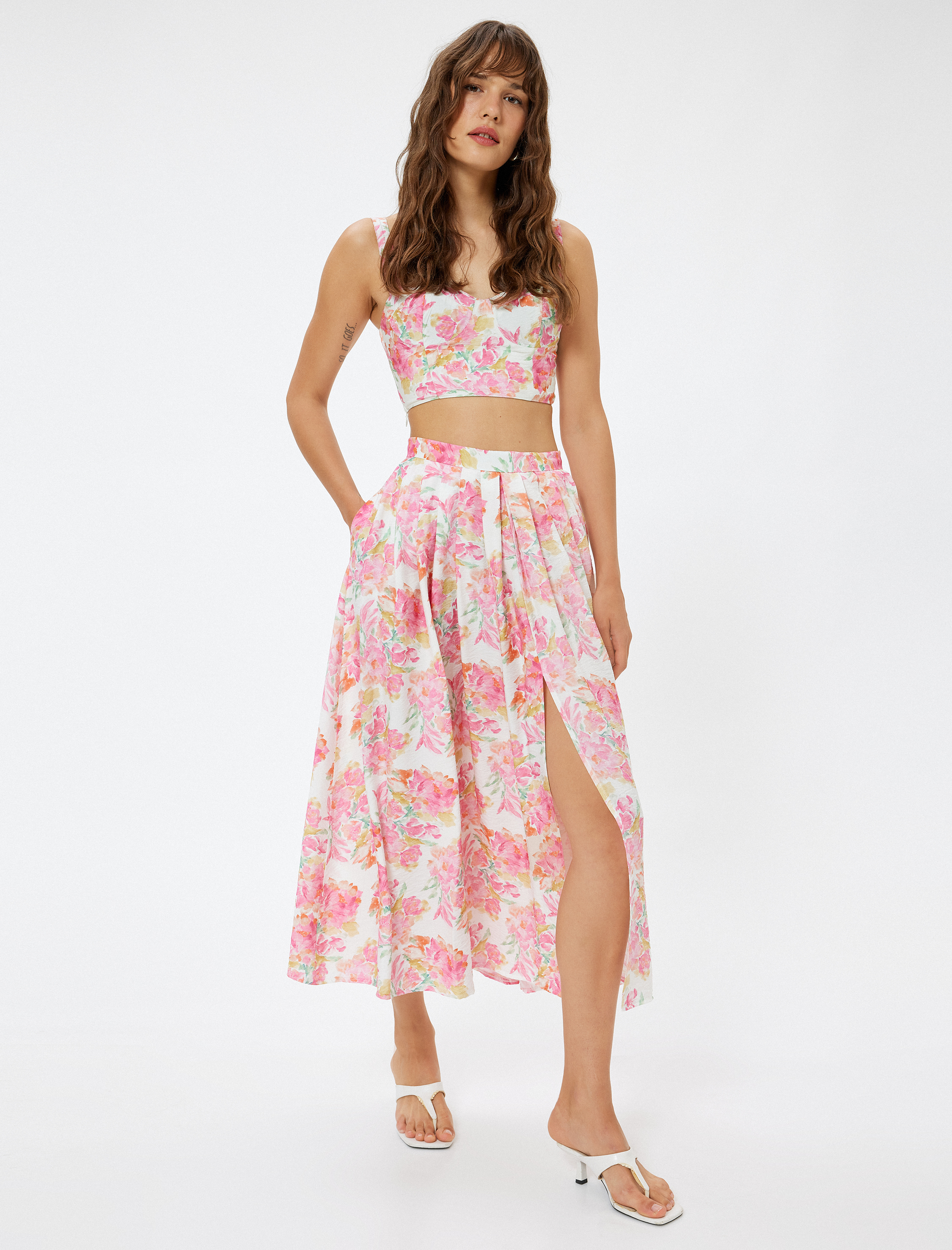   Çiçekli Uzun Çan Etek Pileli Yırtmaç Detaylı