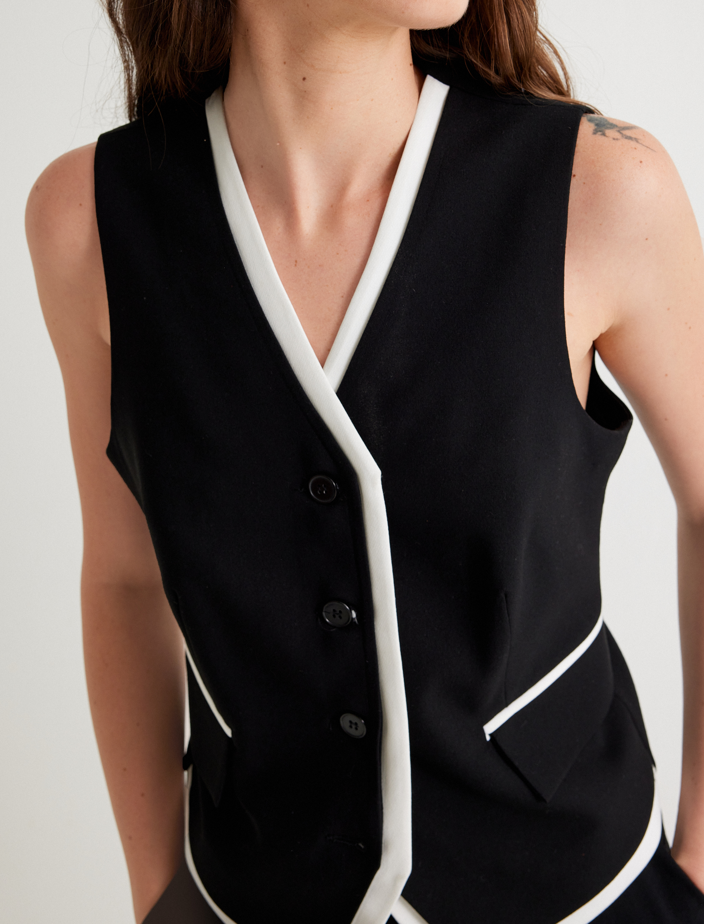 V Yaka Düğmeli Cepli Renk Kontrastlı Yelek