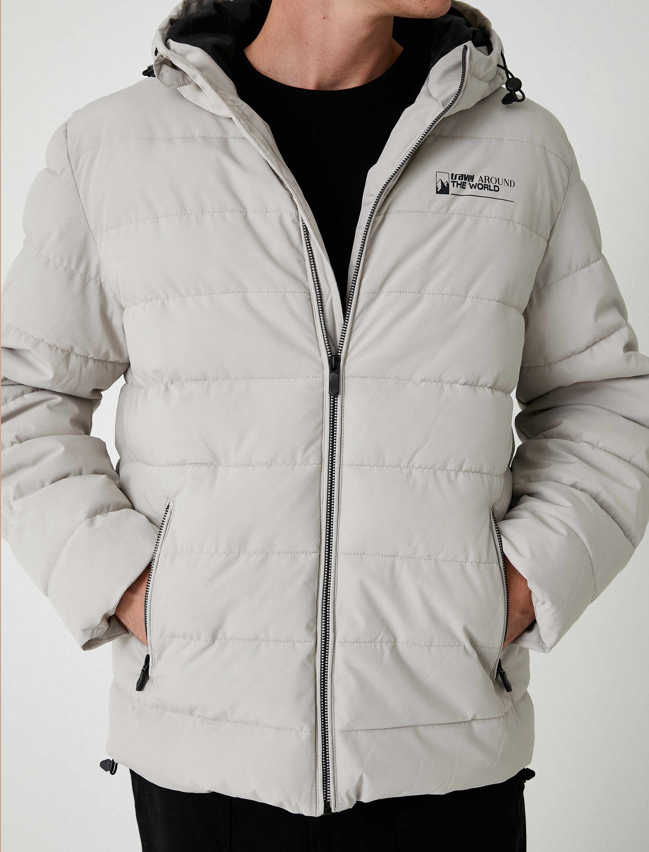   Fermuarlı Cep Detaylı Slogan Baskılı Kapşonlu Şişme Mont