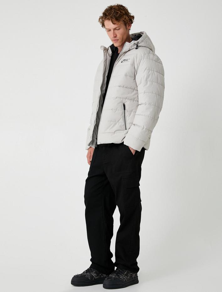  Fermuarlı Cep Detaylı Slogan Baskılı Kapşonlu Şişme Mont