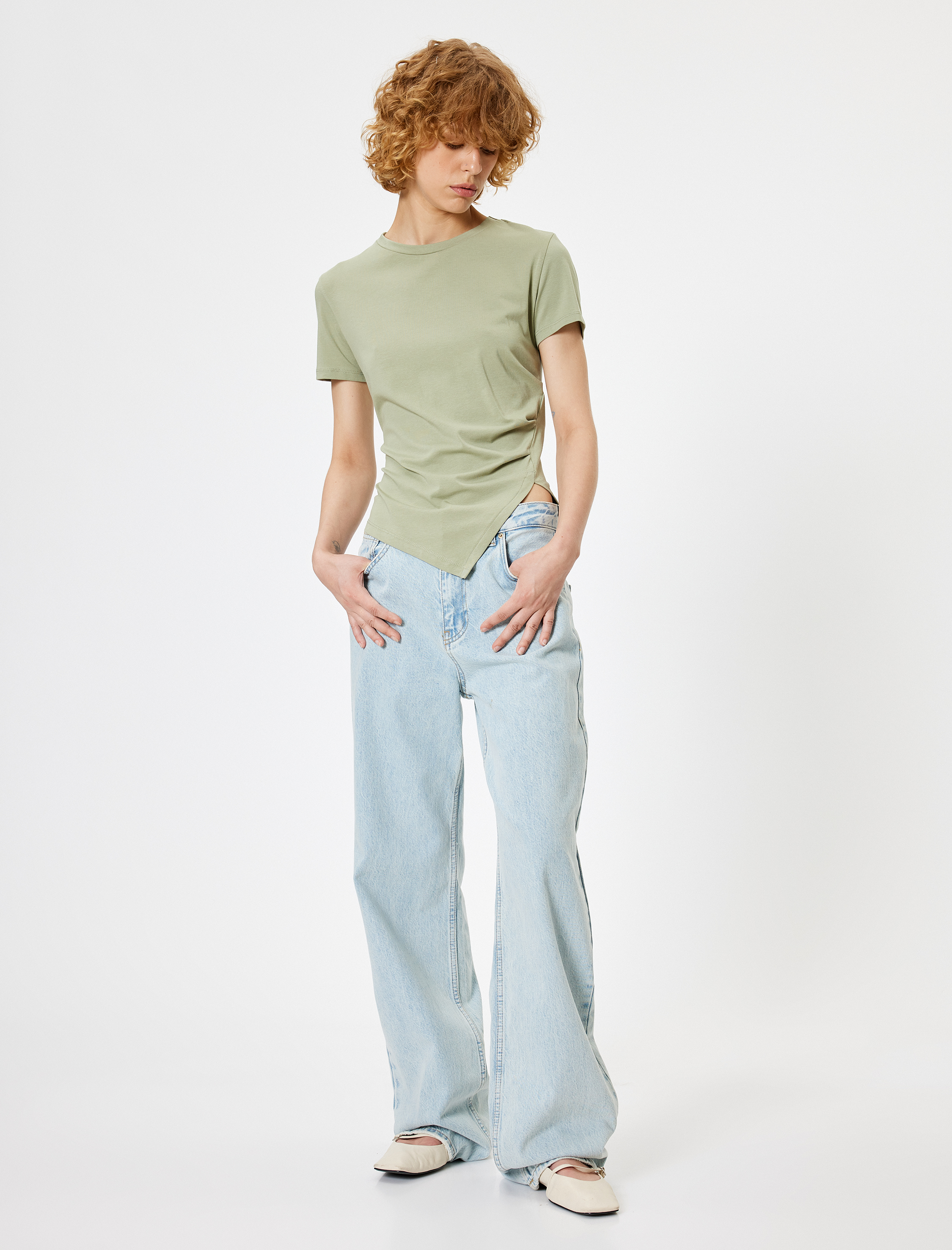   Kısa Kollu Tişört Bisiklet Yaka Yırtmaç Detaylı Asimetrik Kesim