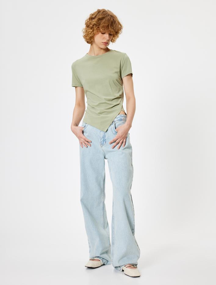  Kısa Kollu Tişört Bisiklet Yaka Yırtmaç Detaylı Asimetrik Kesim